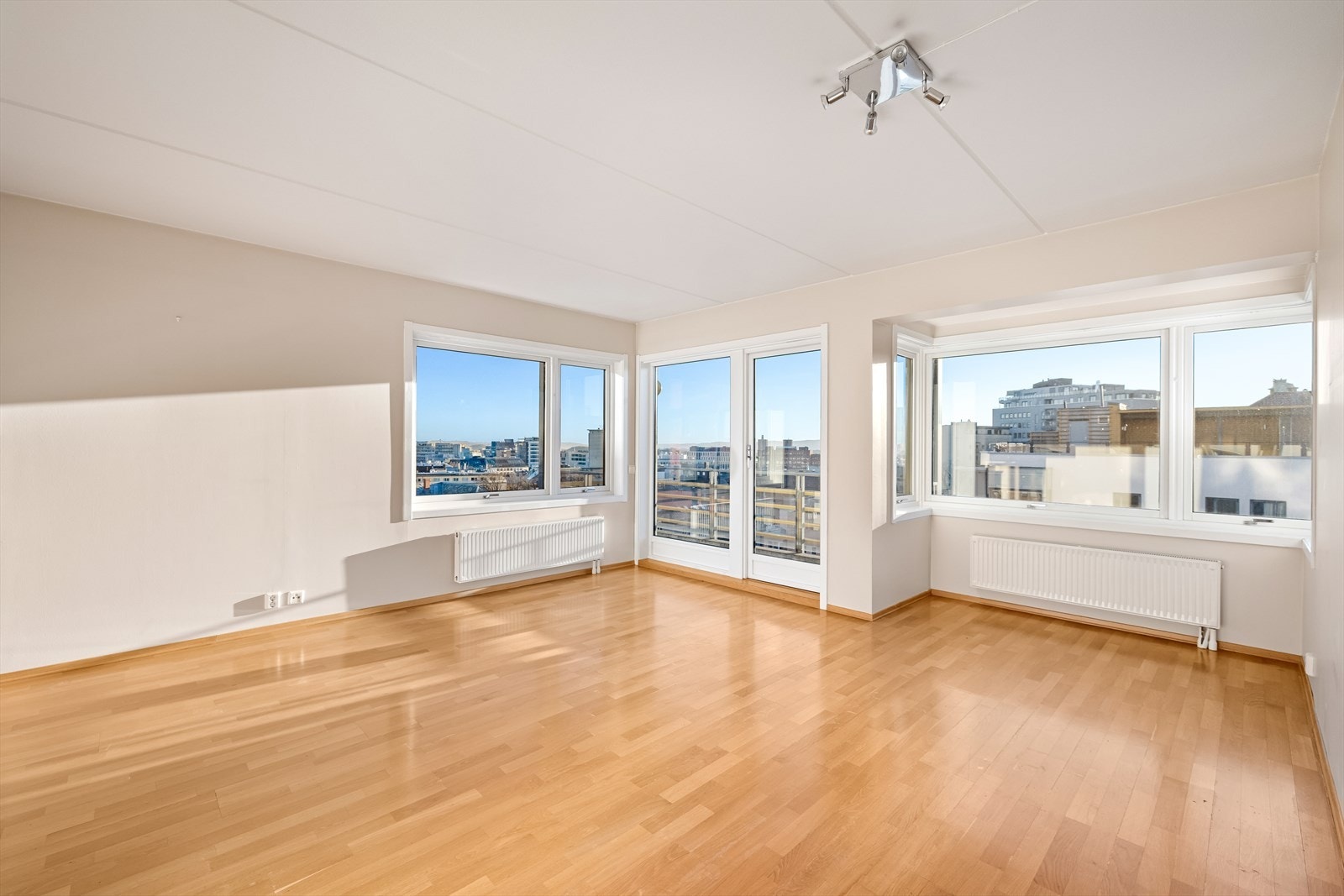 Stuen har gode møbleringsmuligheter og rikelig med naturlig lys fra flere vinduer. Galleribilde