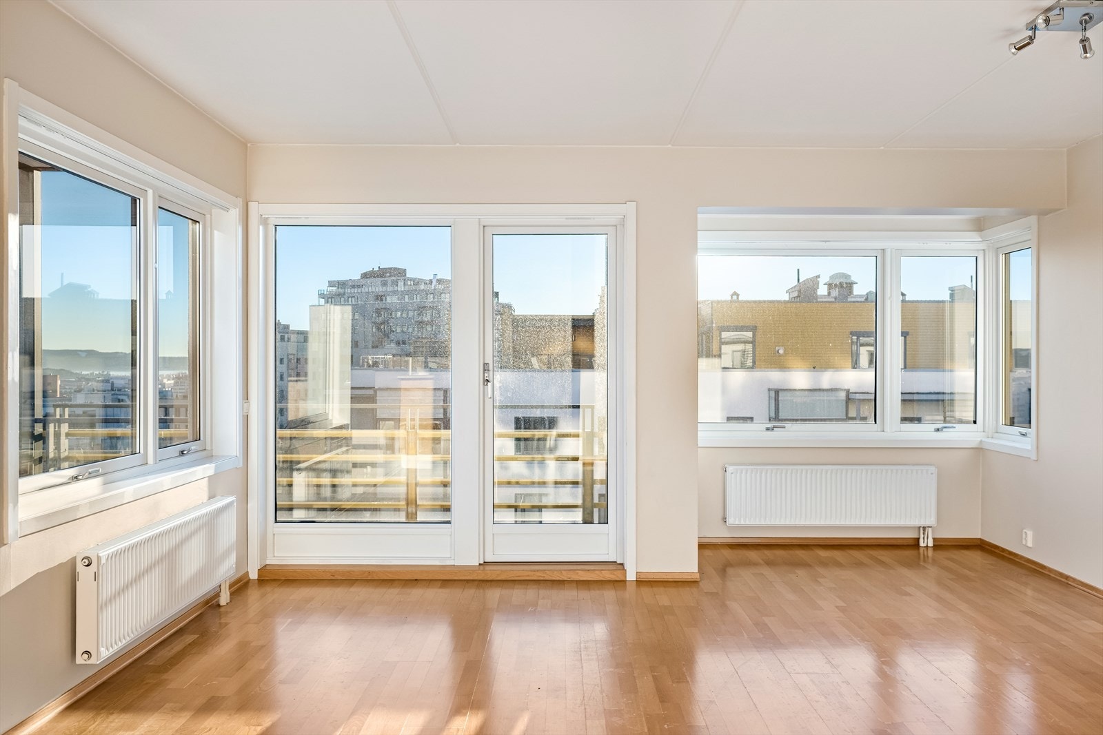Romslig stue med store vindusflater og utgang til balkong på ca. 8 m². Galleribilde