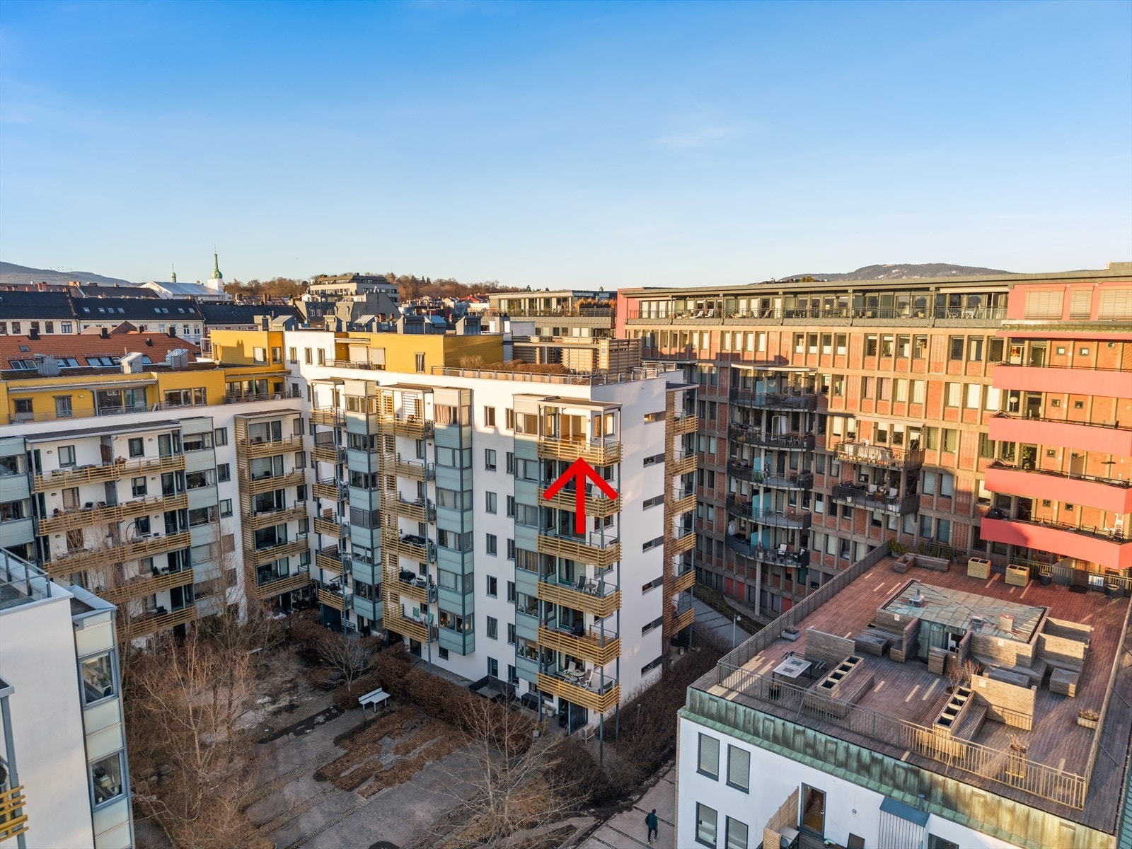 Leiligheten har en svært god internbeliggenhet i bygget og er en av få som får sol på dette tidspunktet. Galleribilde