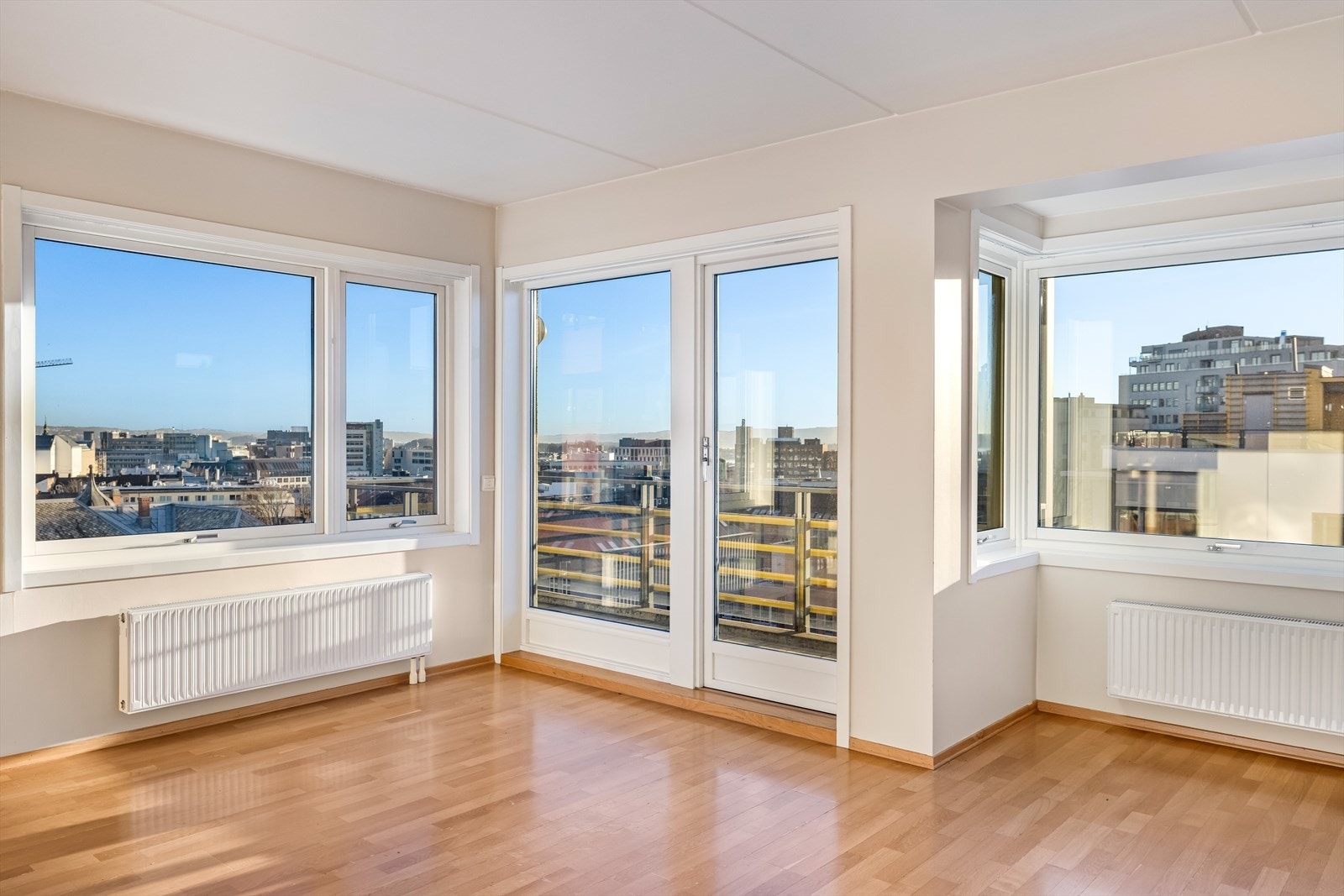 En lys 3-roms leilighet i 6. etasje med heis, garasjeplass og balkong på ca. 8 m², attraktivt beliggende på populære St. Hanshaugen nær parker, servicetilbud og kollektivtransport. Galleribilde