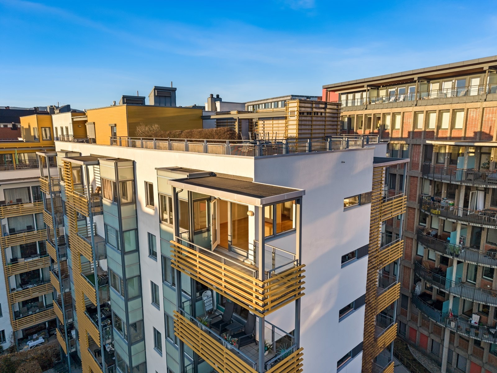 På hjørnet av bygget med sørvest-vendt balkong! Galleribilde