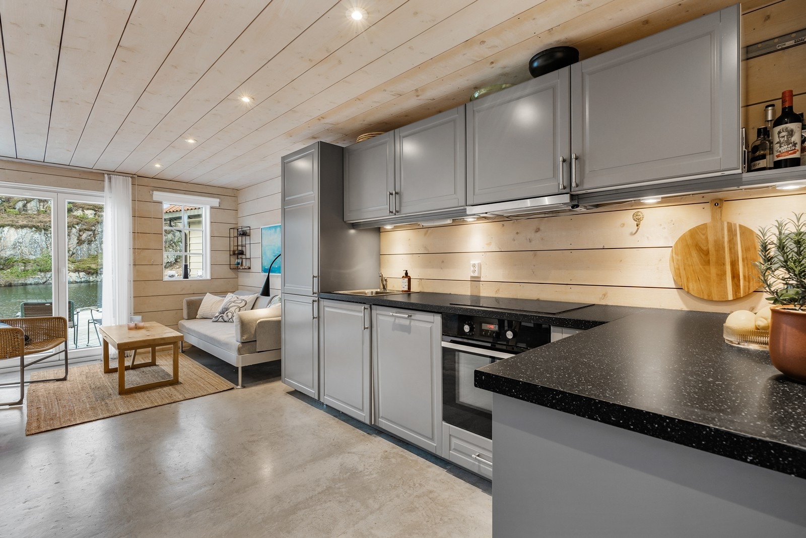 Innredningen har profilerte fronter og praktisk laminat benkeplate. Galleribilde