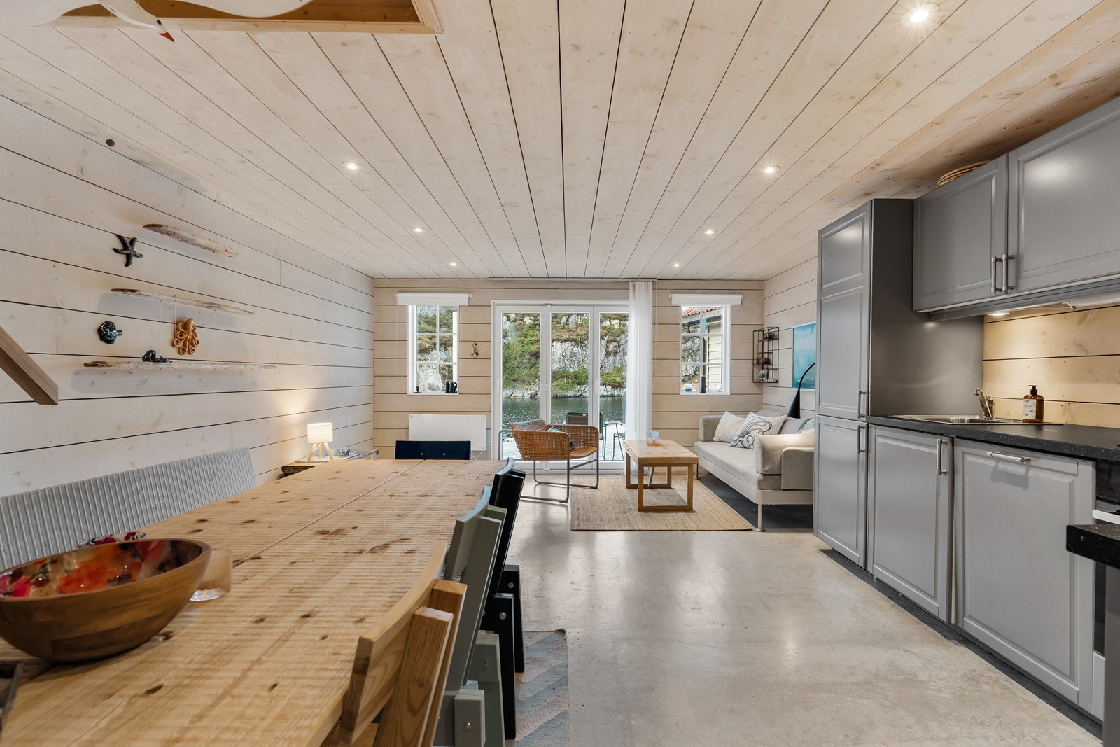 Planløsningen gjør det enkelt å kommunisere mellom kjøkken, spiseplass og stue - perfekt for både hverdagsbruk og sosiale sammenkomster. Galleribilde