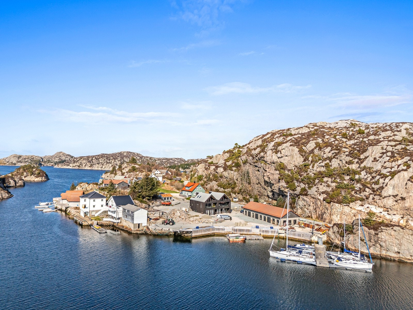Brandasund er kjent for sitt levende kystmiljø, lune havn og hyggelige atmosfære, og området byr på flotte naturopplevelser året rundt. Galleribilde