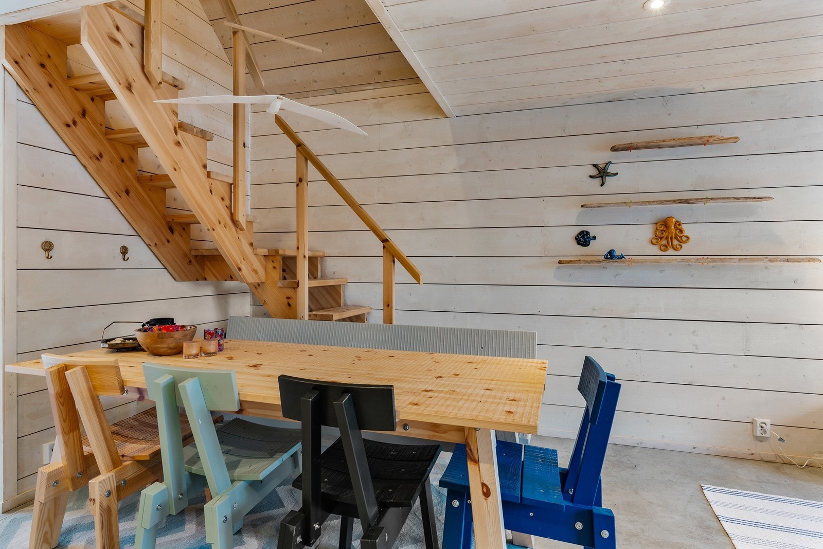 Det er god plass til et stort spisebord, med sitteplasser for både familie og gjester. Galleribilde