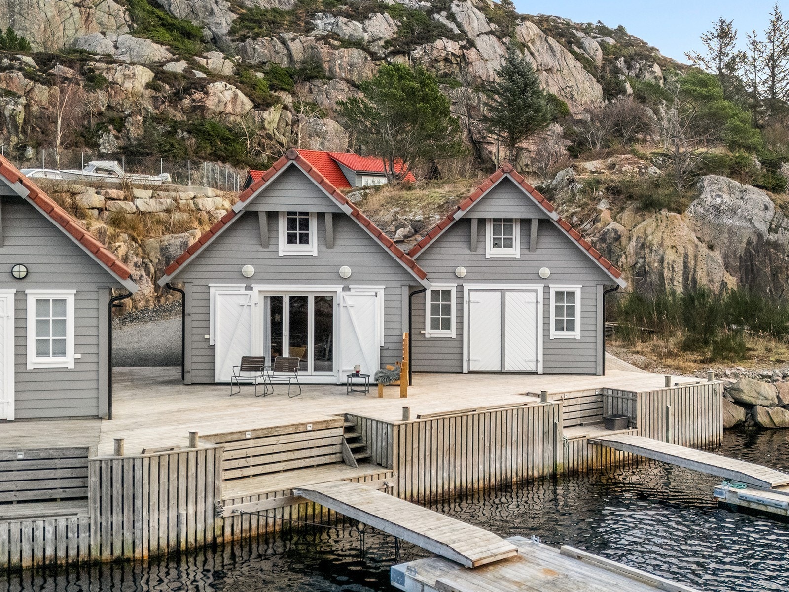 Naust har en flott beliggenhet i Brandasund - et stemningsfullt og ettertraktet område helt i sjøkanten. Galleribilde