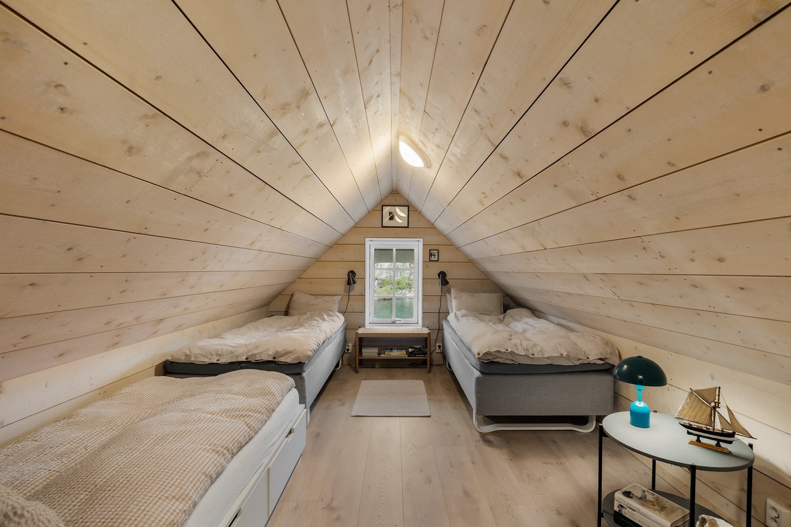 Naustet har en hems som i dag er innredet med senger og gir ekstra soveplasser ved behov. Galleribilde