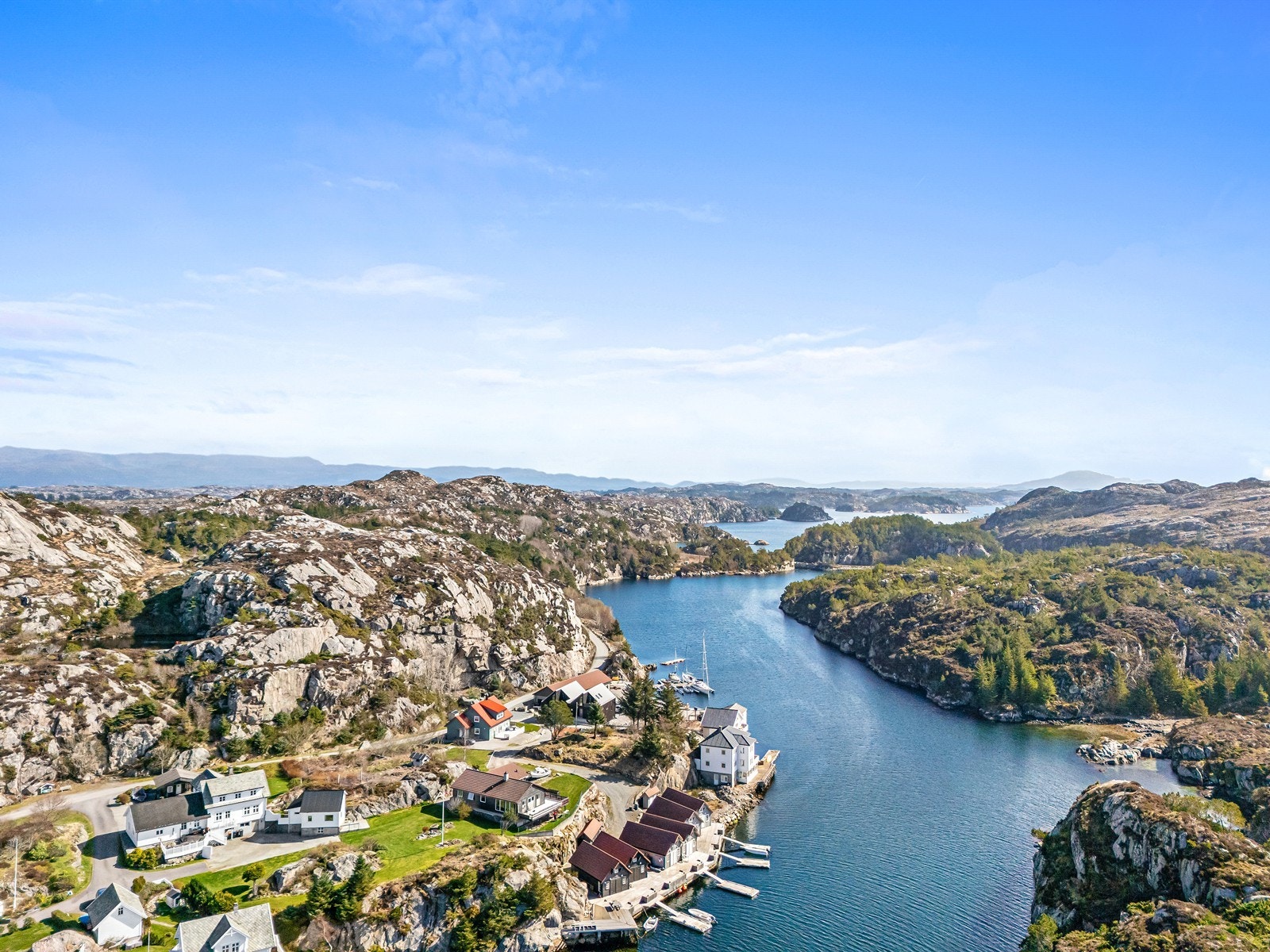 Dagligvarehandel og servicetilbud er lett tilgjengelig med bil. Kiwi HSD og Coop Prix Bremnes nås på ca. 18-19 minutters kjøring. Galleribilde