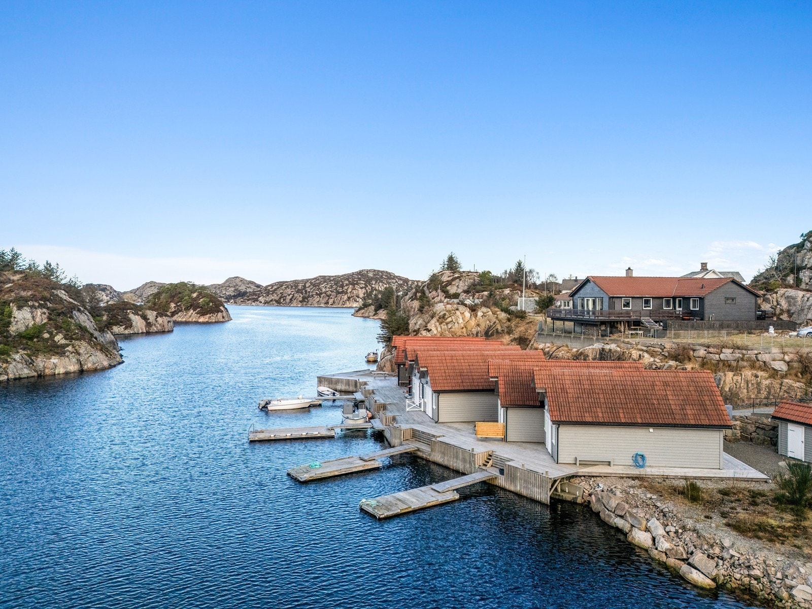 Naustets beliggenhet gir enkel tilgang til sjøen og gir deg fantastiske rammer for både fritidsbruk og sosiale sammenkomster. Galleribilde