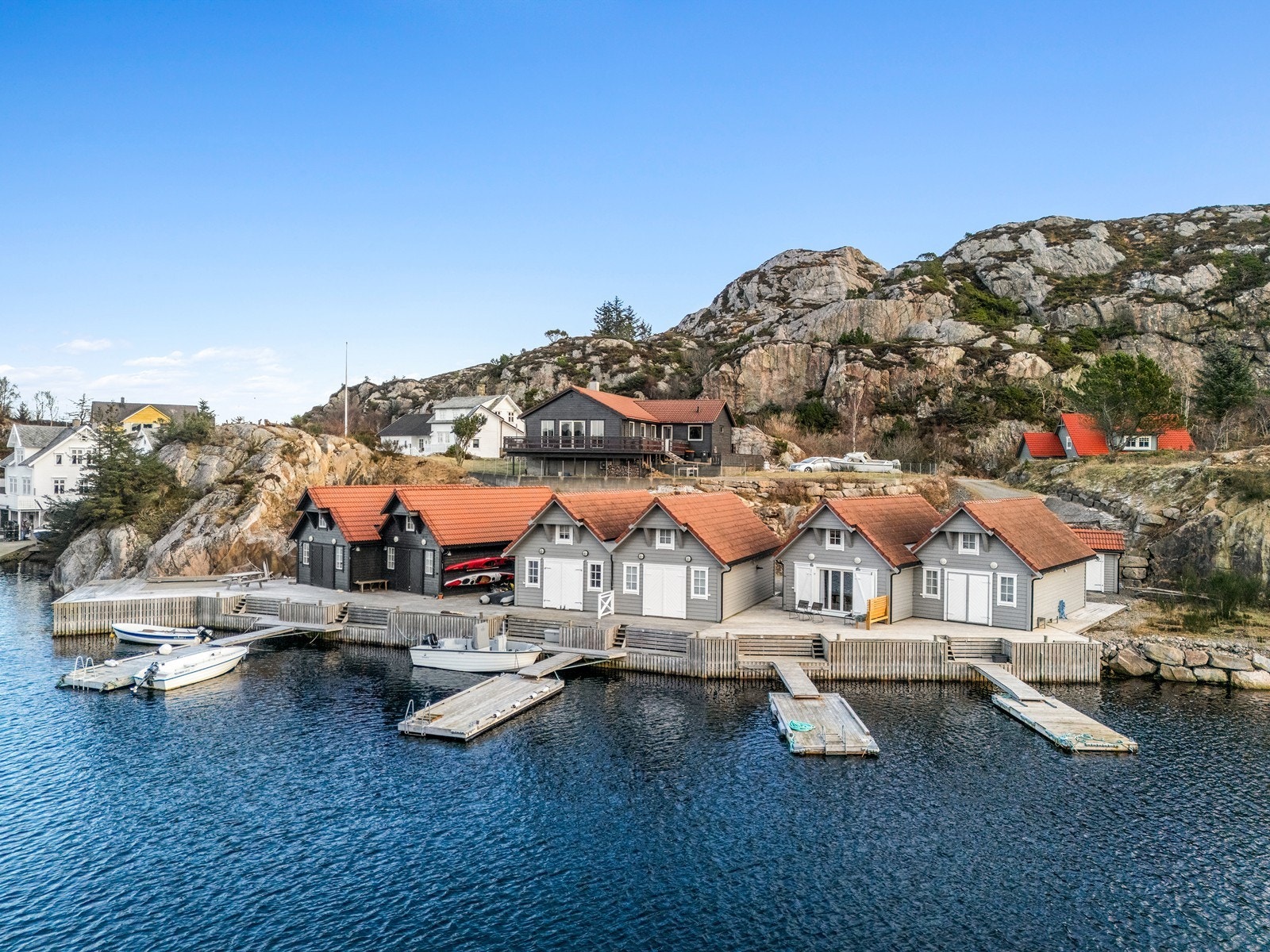 Området rundt naustet inkluderer flere brygger og båtplasser, med god tilgang til sjøen. Galleribilde