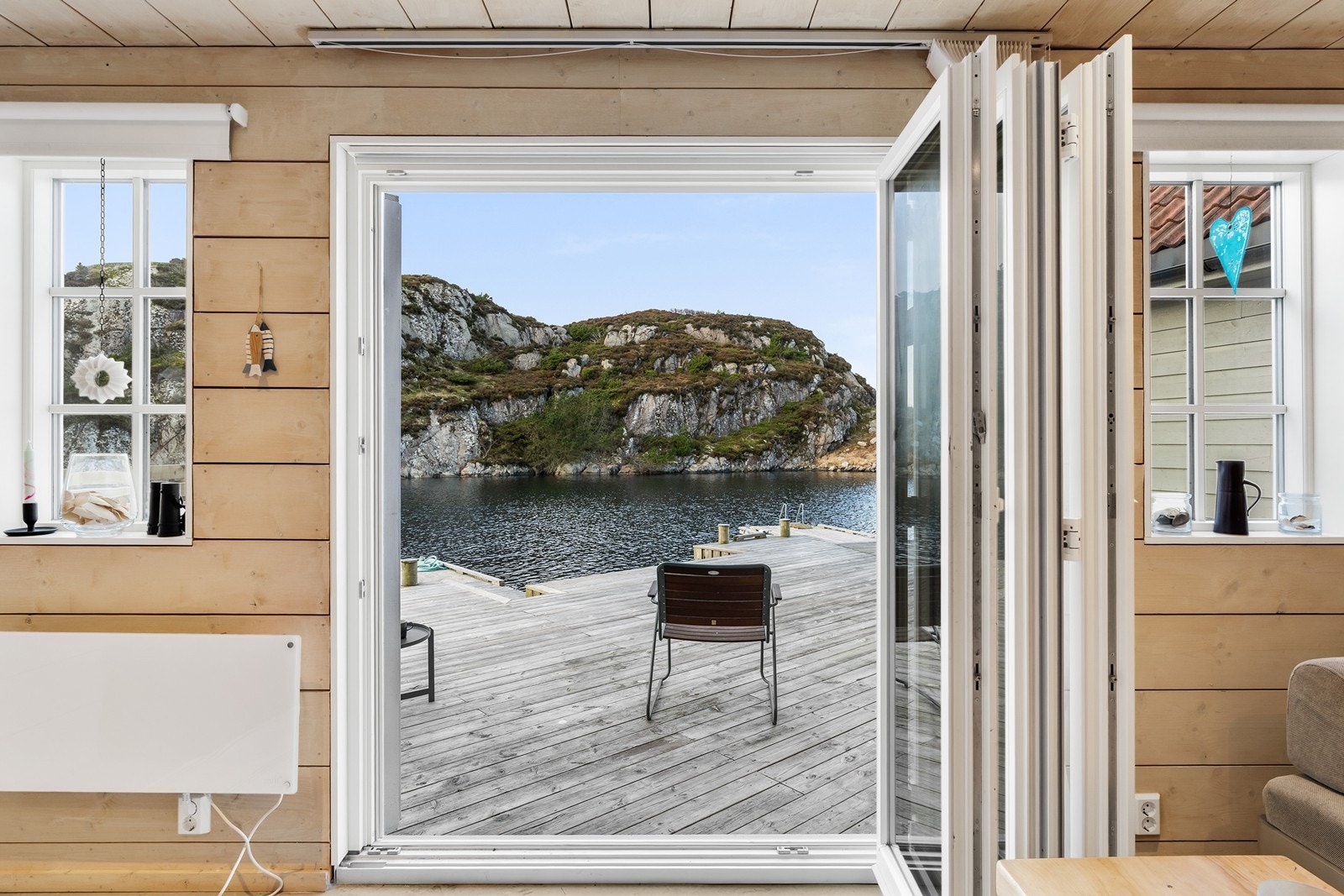 Fra oppholdsrommet er det utgang til en stor og flott vestvendt brygge. Galleribilde