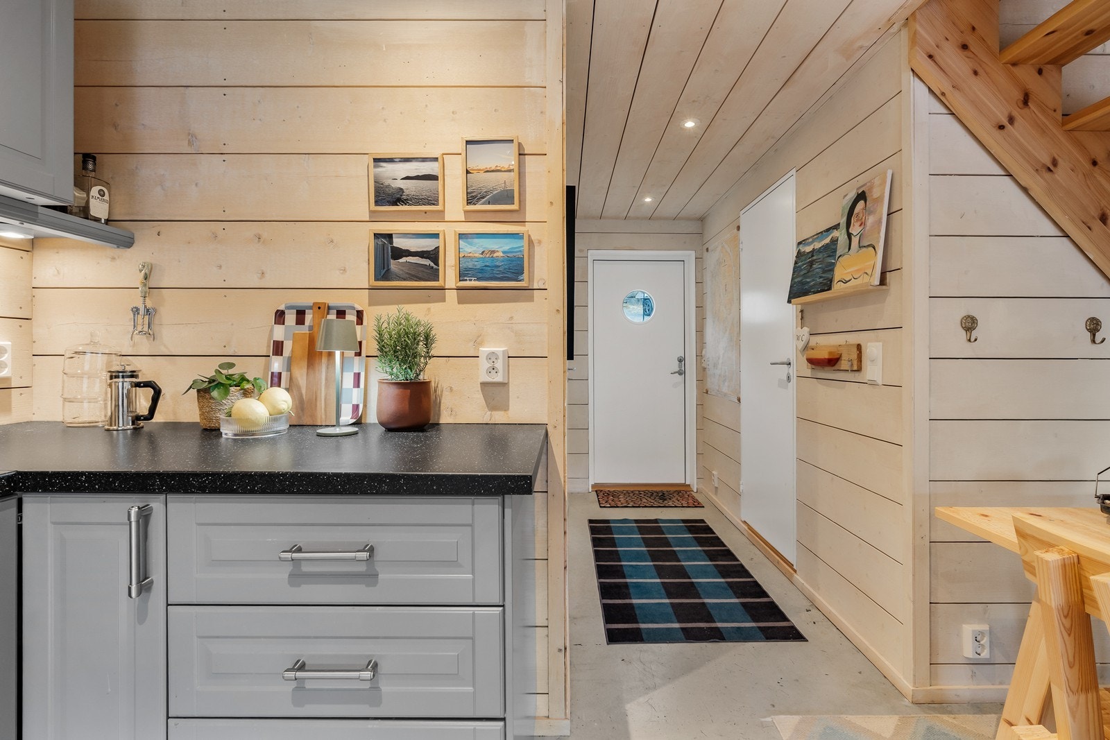 Naustet har en romslig entré/gang. Galleribilde