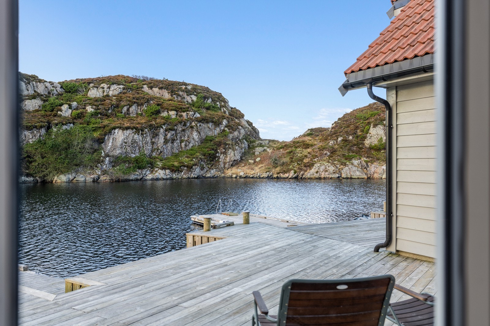 Bryggen har god størrelse og kan møbleres med flere soner for både spiseplass, loungemøbler og solsenger. Galleribilde