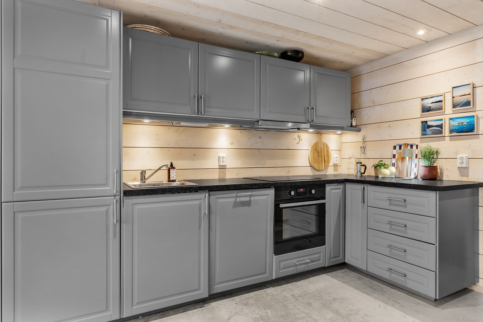 Kjøkkenet er romslig og funksjonelt, med rikelig skap- og benkeplass som gir gode arbeidsforhold. Galleribilde