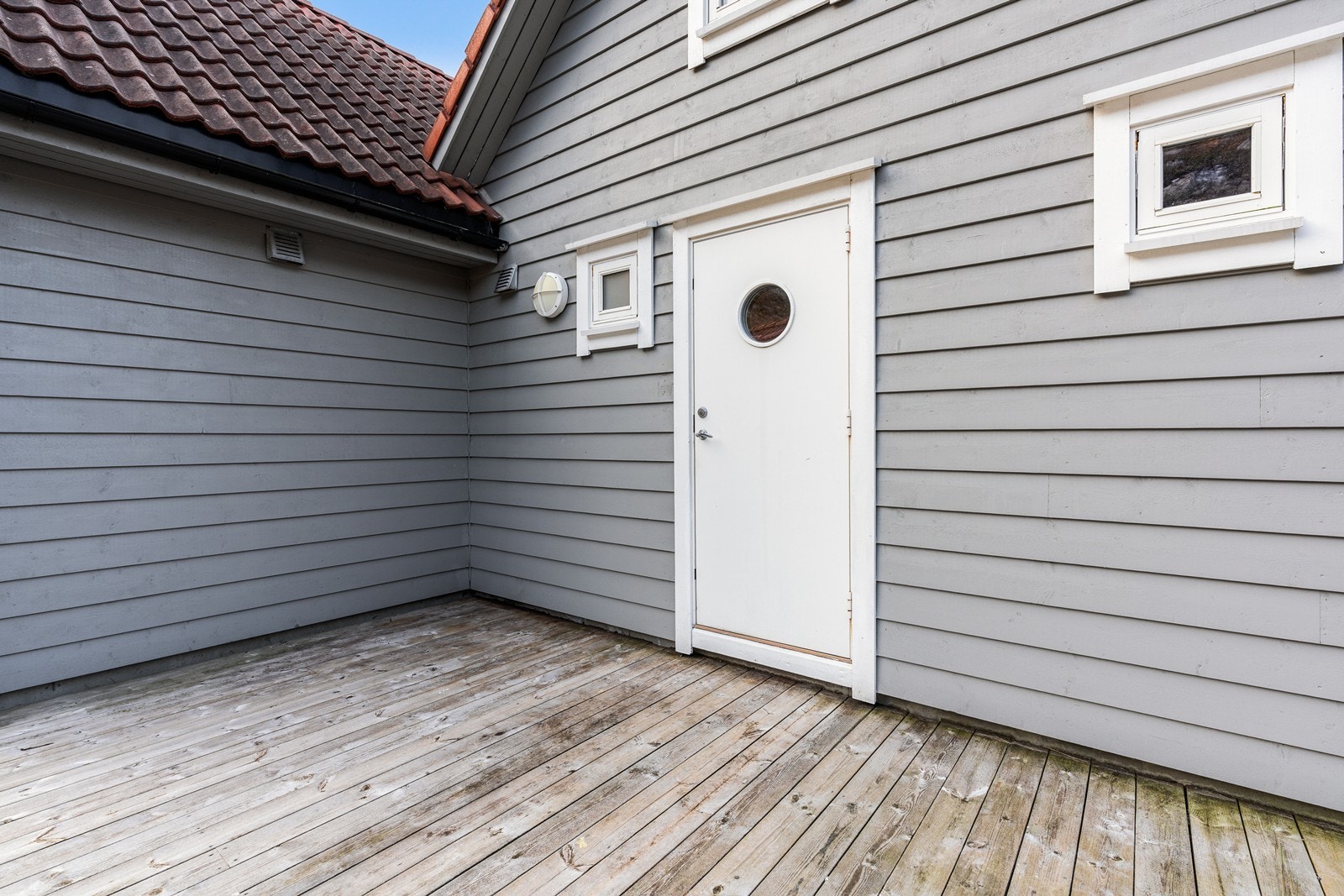 Ved inngangspartiet finner man et østvendt terrassedekke. Galleribilde