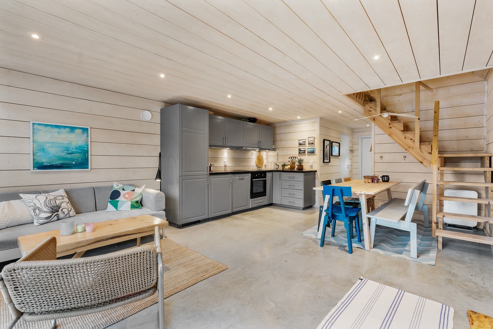 Naustet har en romslig og luftig stue- og kjøkkenløsning med åpen plan, som samtidig er naturlig inndelt i ulike soner. Galleribilde