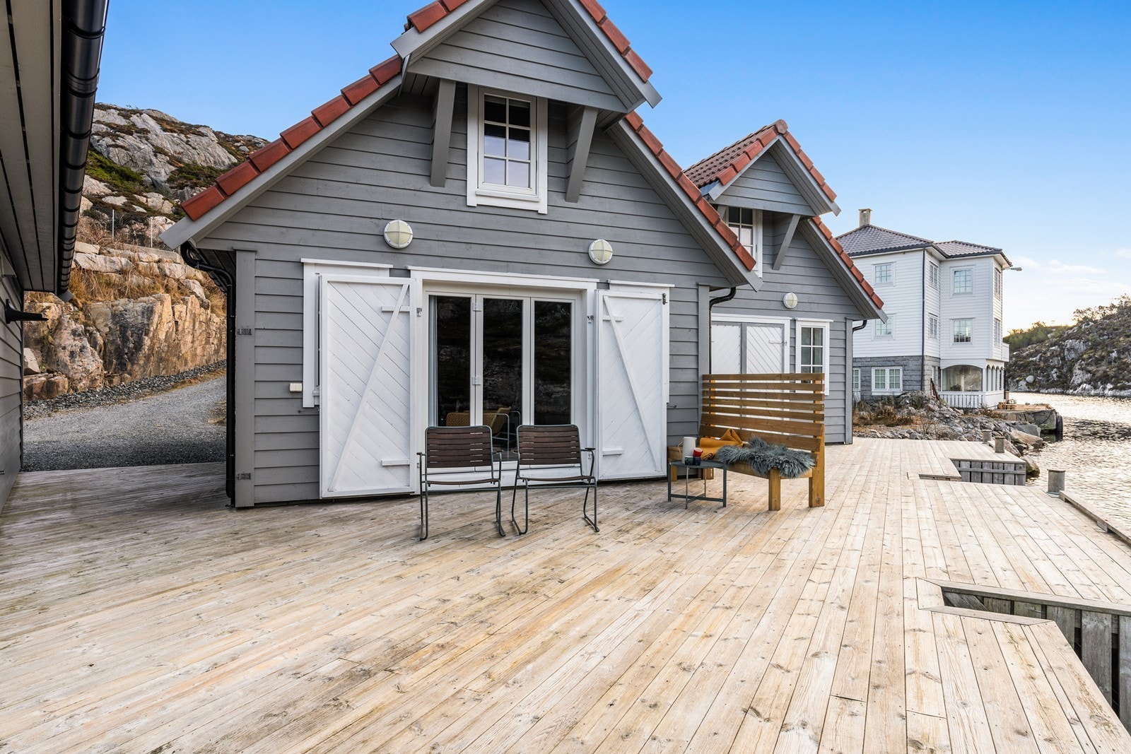 Her er det flotte utsiktsforhold, gode solforhold og god plass til grill. Galleribilde