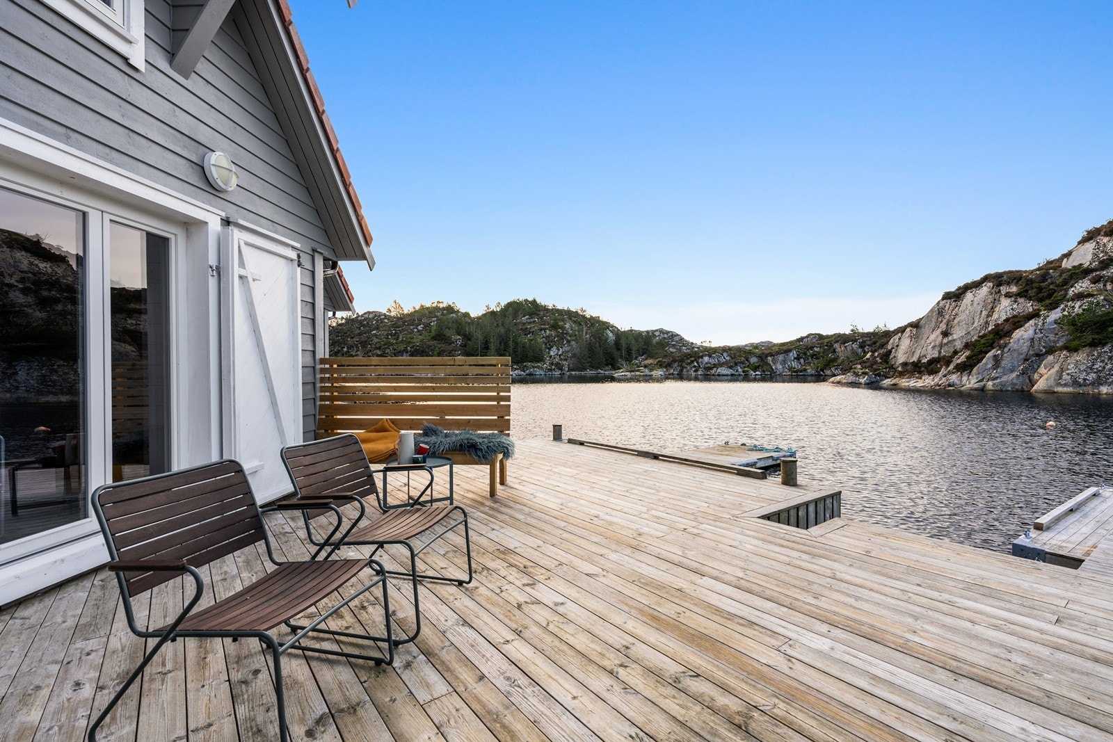 Et ideelt sted for bryggefester, sosiale sammenkomster eller rolige sommerdager ved sjøen. Galleribilde