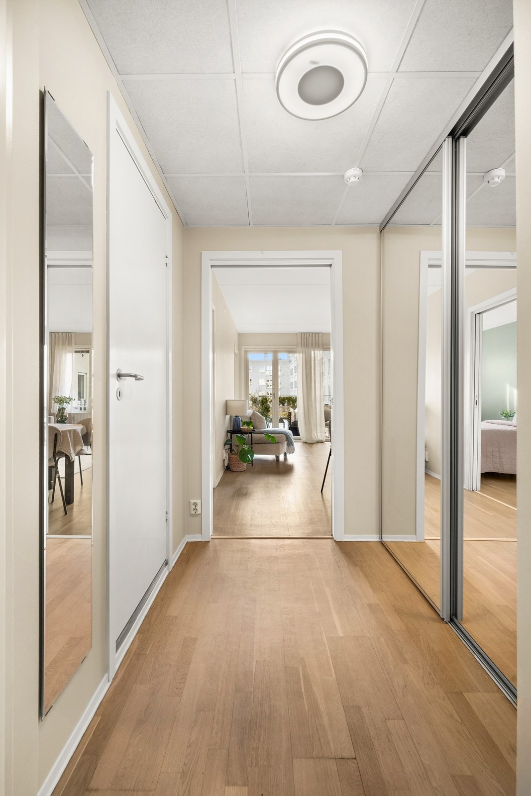 Hyggelig entré/gang med skyvedørsgarderobe. Galleribilde