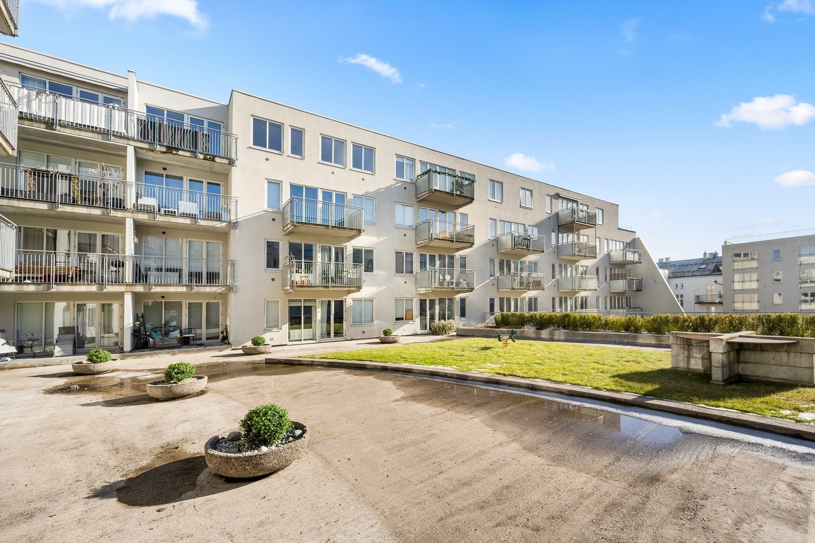 Pent opparbeidet indre gård. Galleribilde