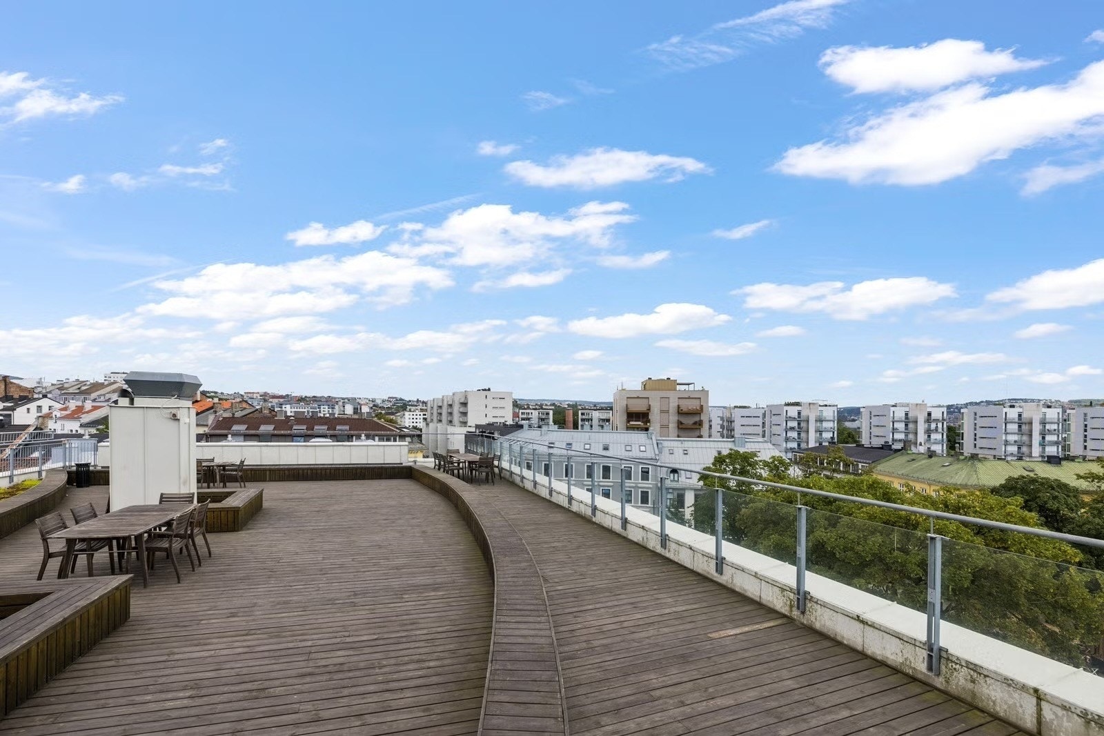 Nydelig og stor takterrasse som egner seg perfekt for å samles på fine sommerdager. Galleribilde