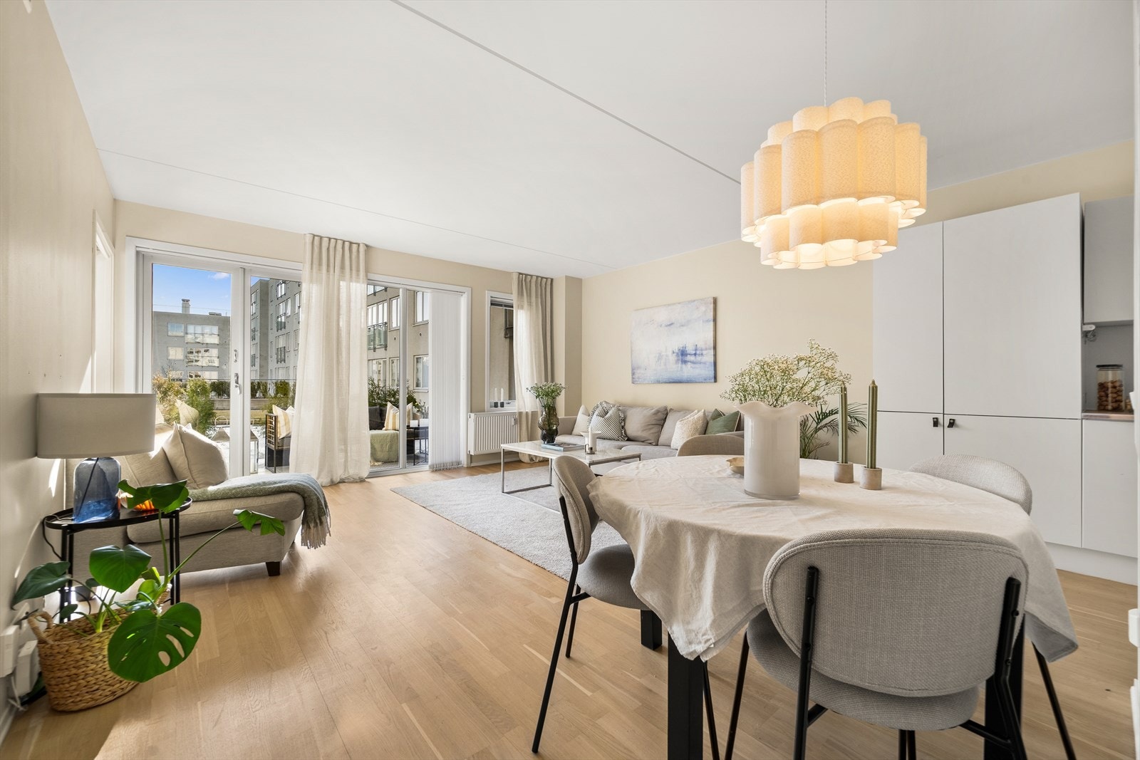 Stue og kjøkken i åpen løsning med plass til både sofahjørne og spisegruppe. Galleribilde