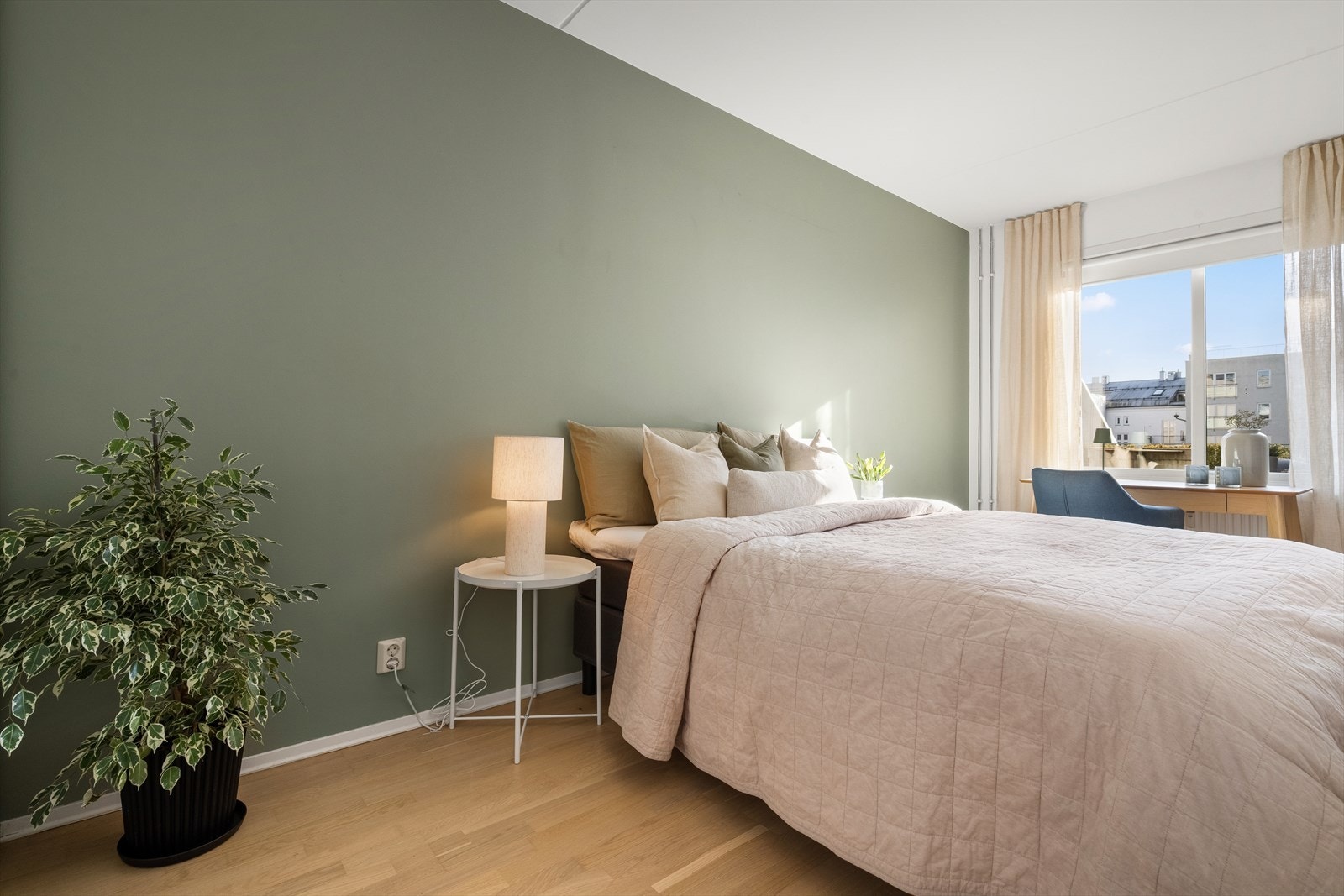 Romslig soverom med plass til dobbeltseng, nattbord på hver side samt øvrige møbler som f.eks. et skrivebord. Galleribilde