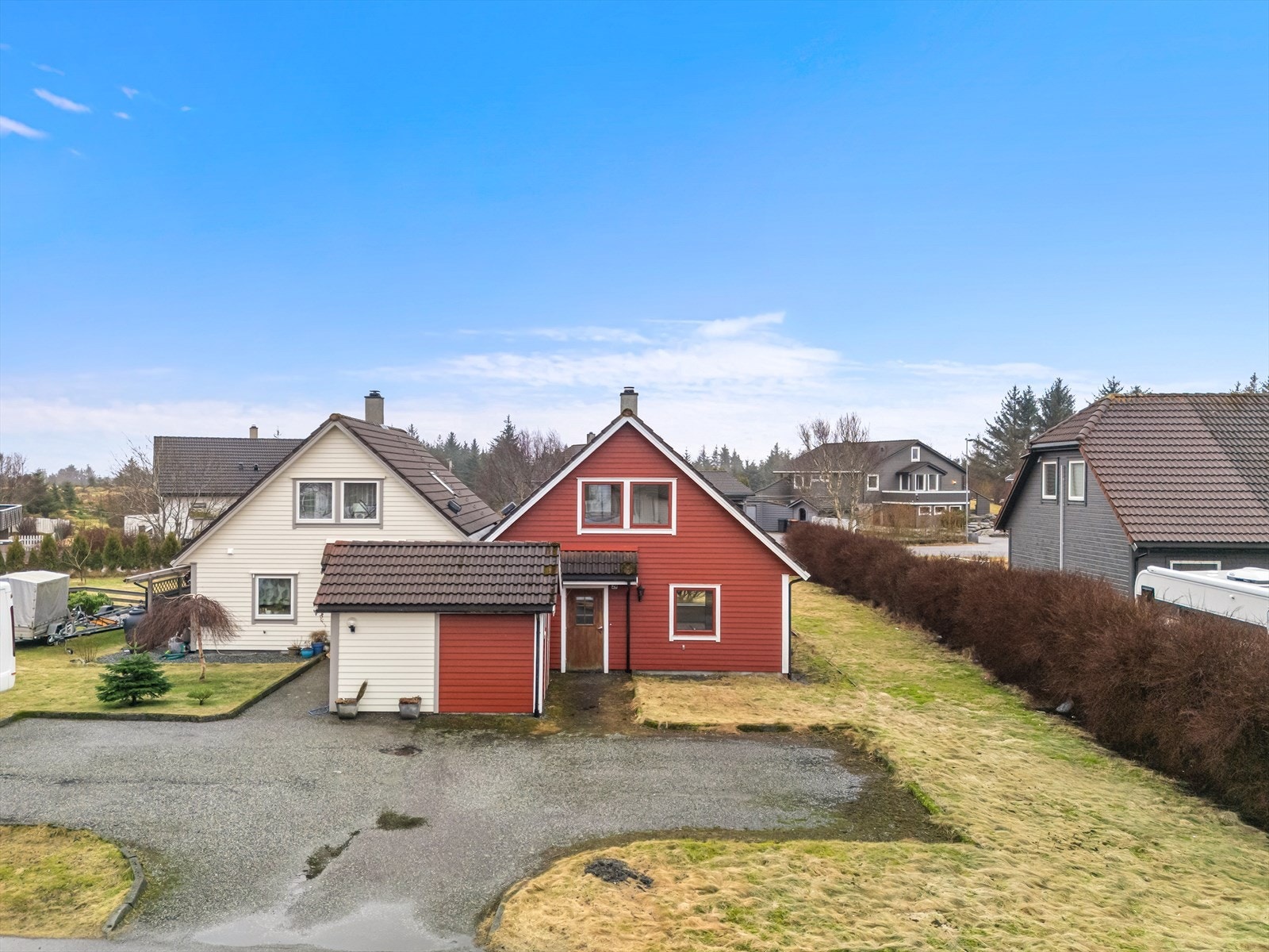 Asfaltert innkjørsel og parkering Galleribilde