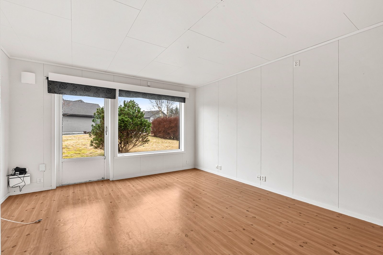 Romslig stue med store vindu som gir rikelig med naturlig lys Galleribilde