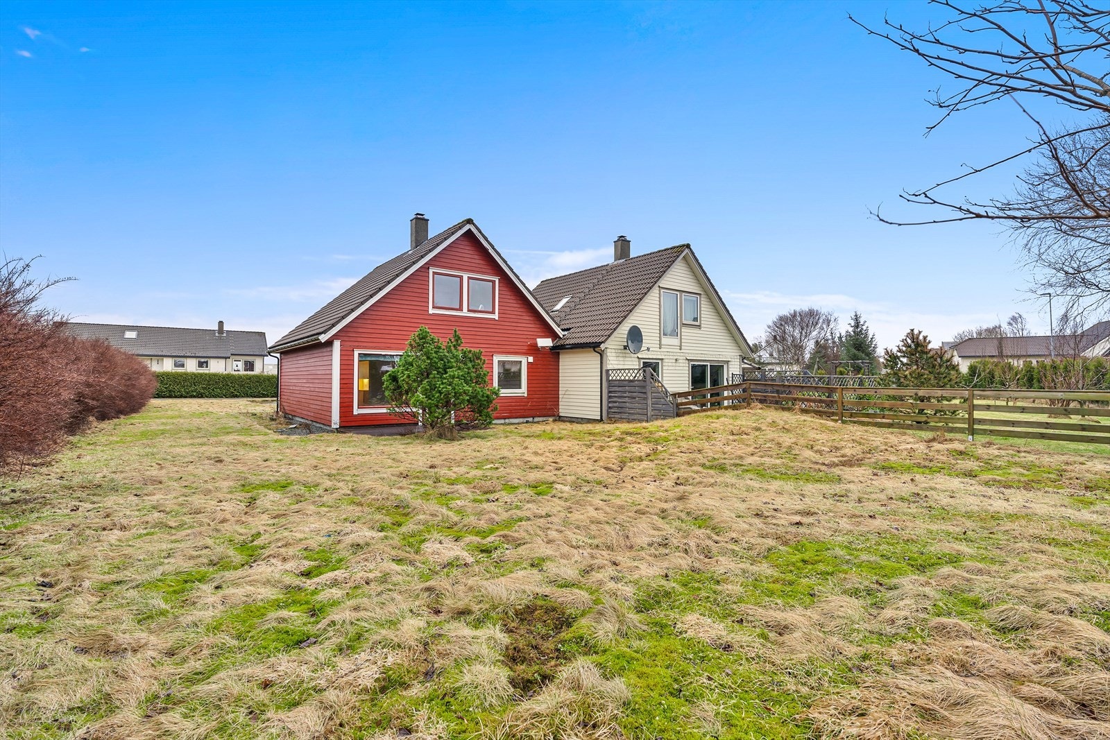 Stor hage i front av boligen Galleribilde