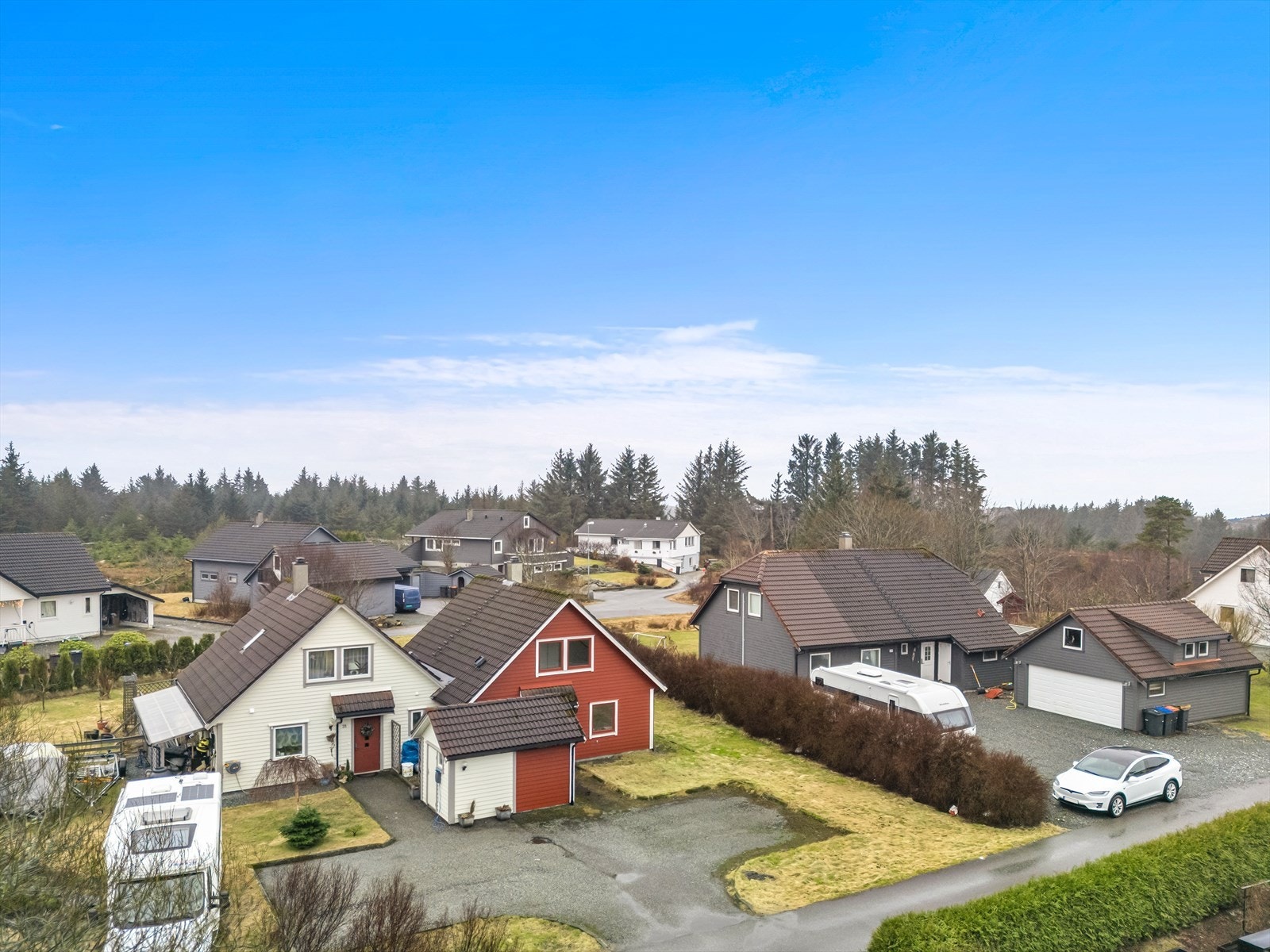 Boligen ligger i et etablert boligområde på Meling Galleribilde
