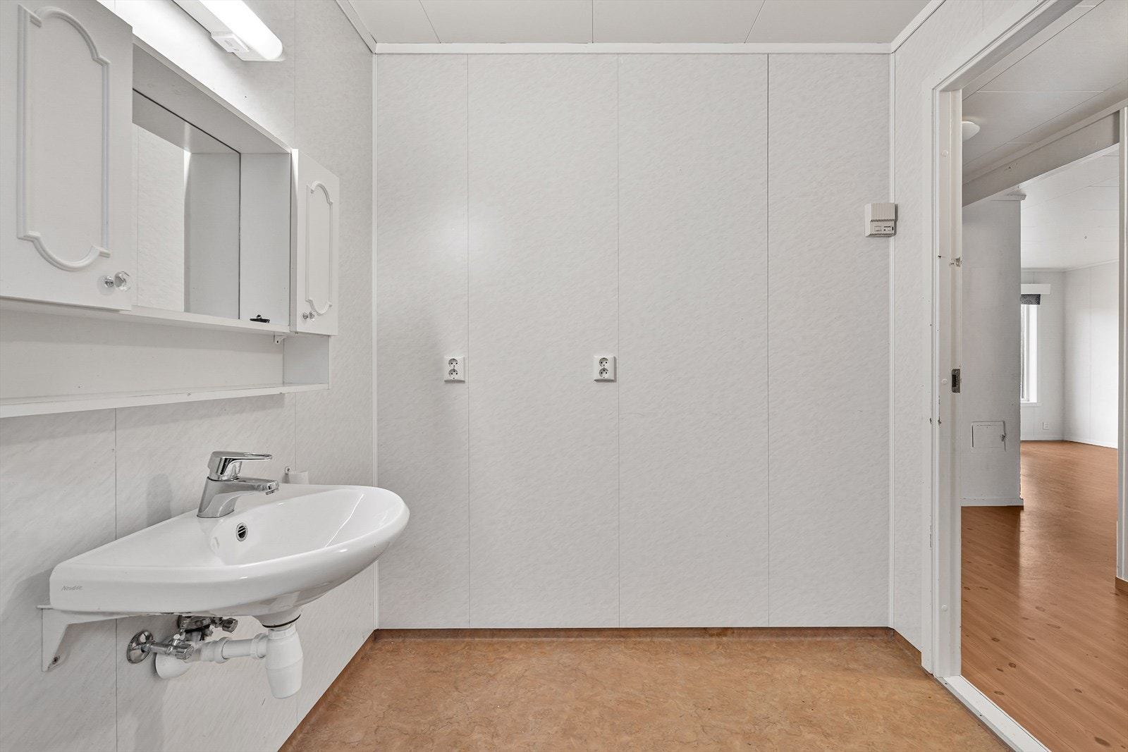 Badet har belegg på gulv og baderomsplater på vegg Galleribilde