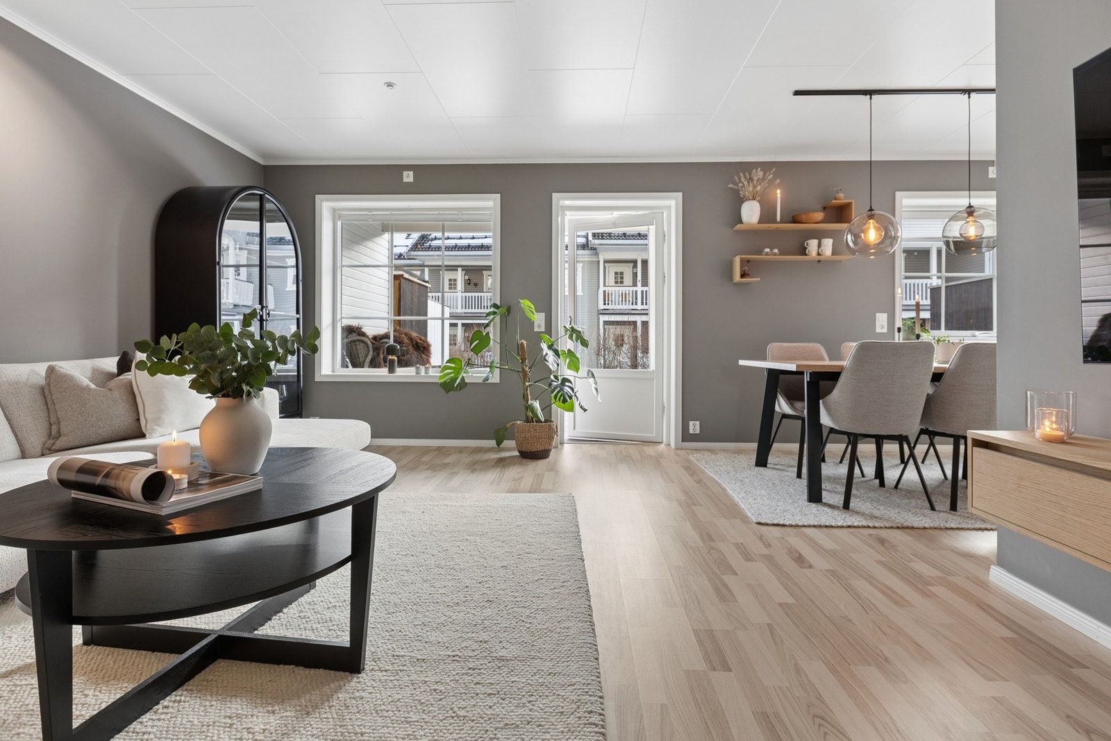 Stue med fine lysforhold og store vindusflater mot uteområdet. Galleribilde