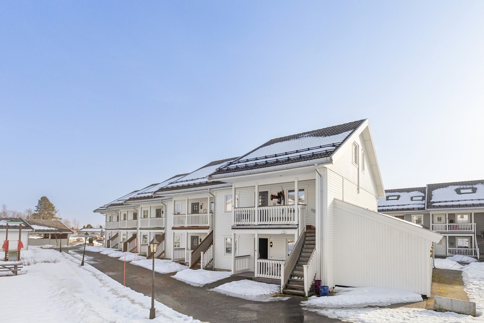 Området byr også på flotte tur- og rekreasjonsmuligheter. I nærheten finner du fine turområder, skogsstier og grøntområder som inviterer til både korte hverdags turer og lengre turer i naturen. Galleribilde