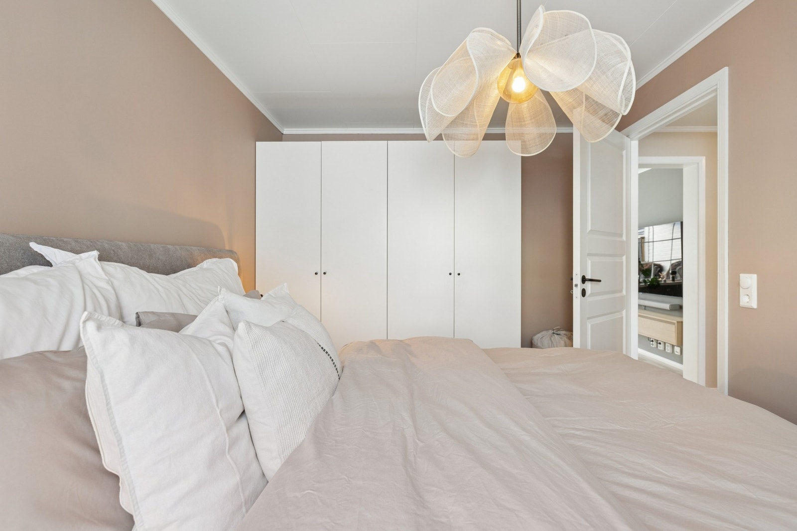 Soverommet har en praktisk garderobeløsning med gode oppbevaringsmuligheter. Galleribilde