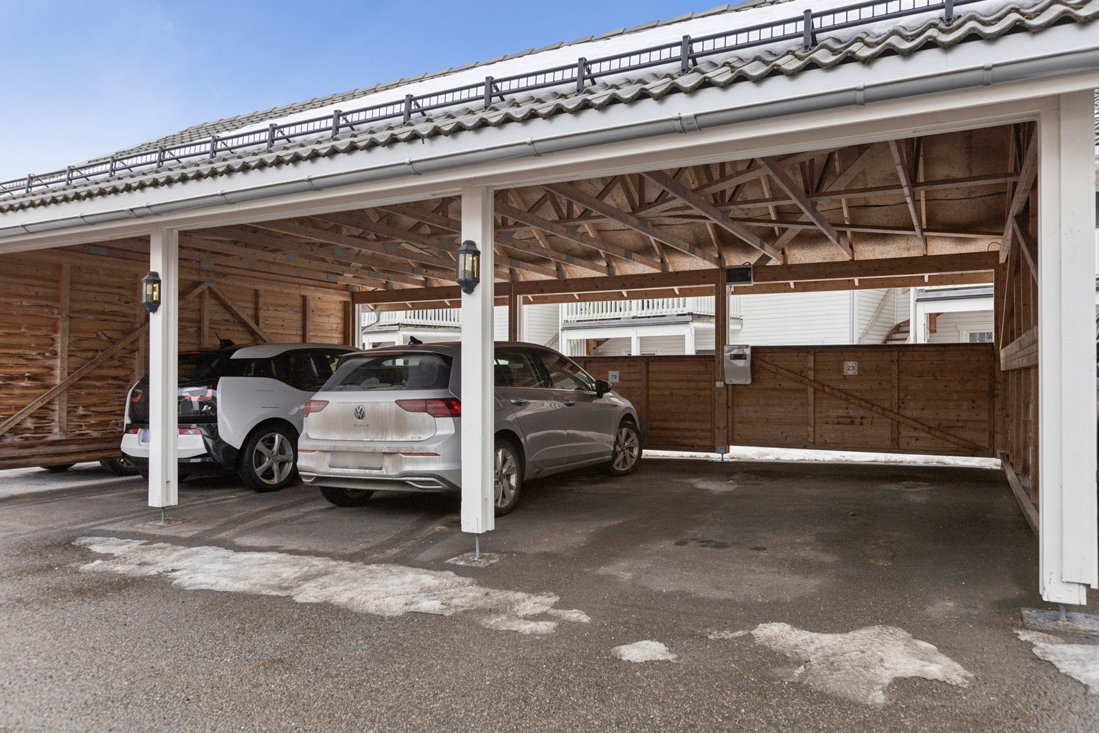 Leiligheten har carport i felles rekke med elbil-lader. Galleribilde