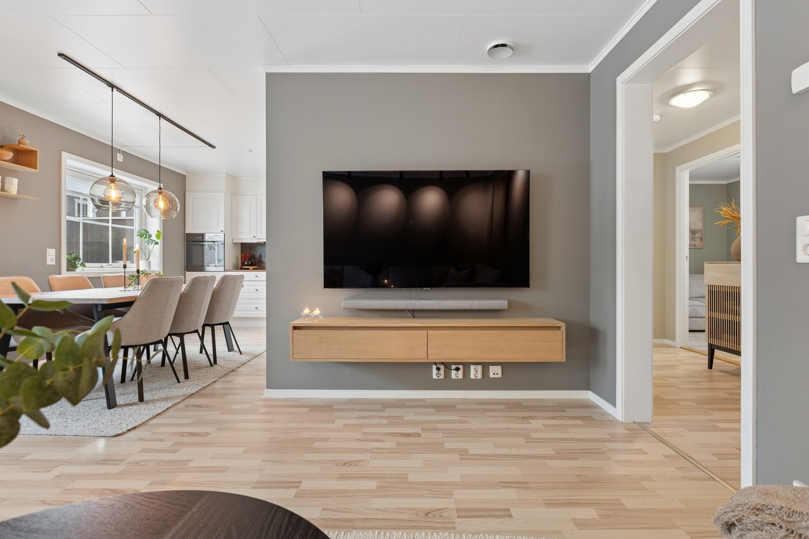 Videre inn i boligen kommer du inn til hjerte av boligen. Galleribilde