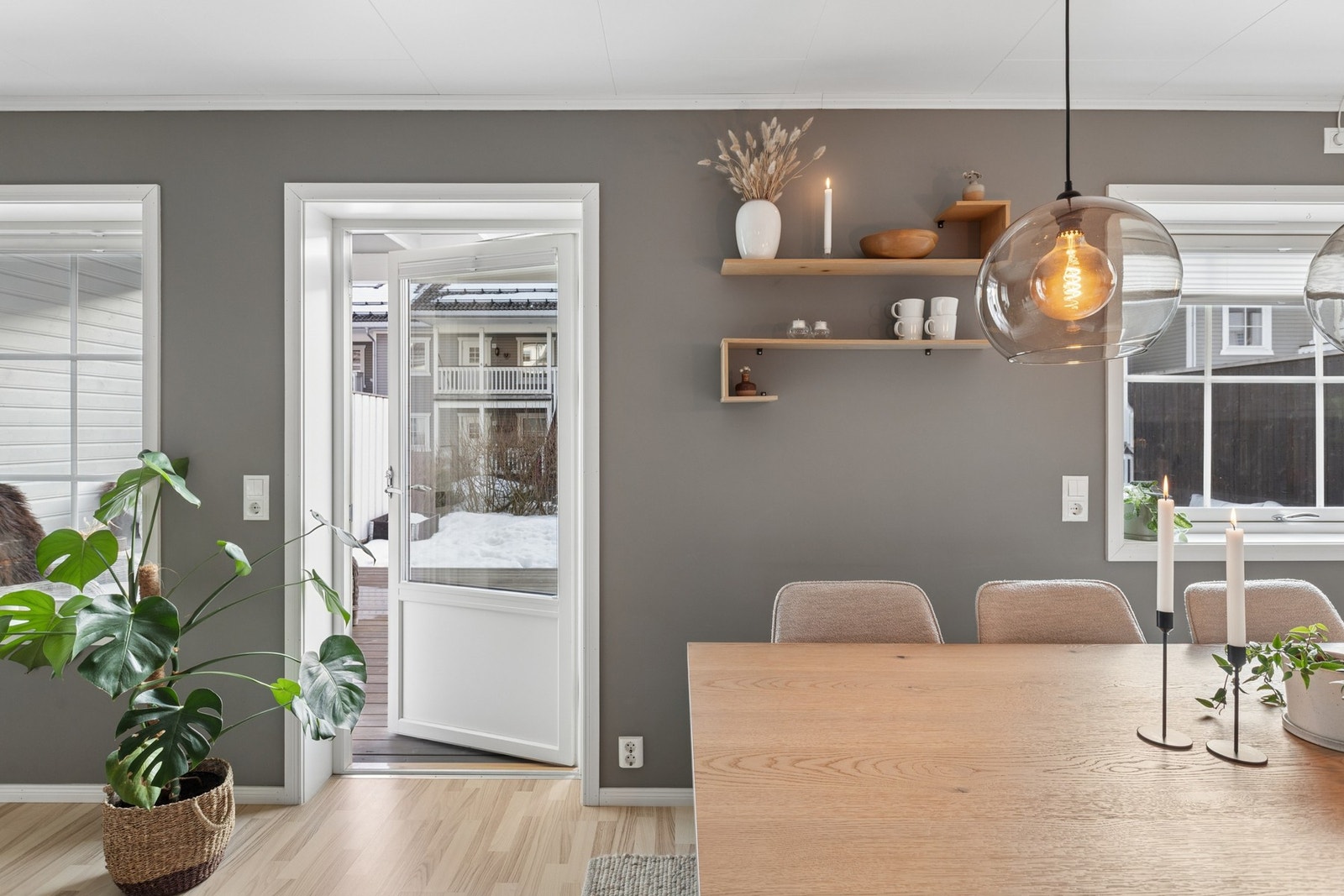 Romslig stue med gode lysforhold og naturlig plass til både sofagruppe og spiseplass. Galleribilde