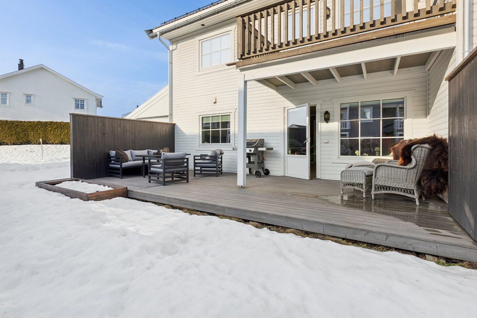 Utgang fra stuen til stor terrasse med god plass til utemøblement. Galleribilde