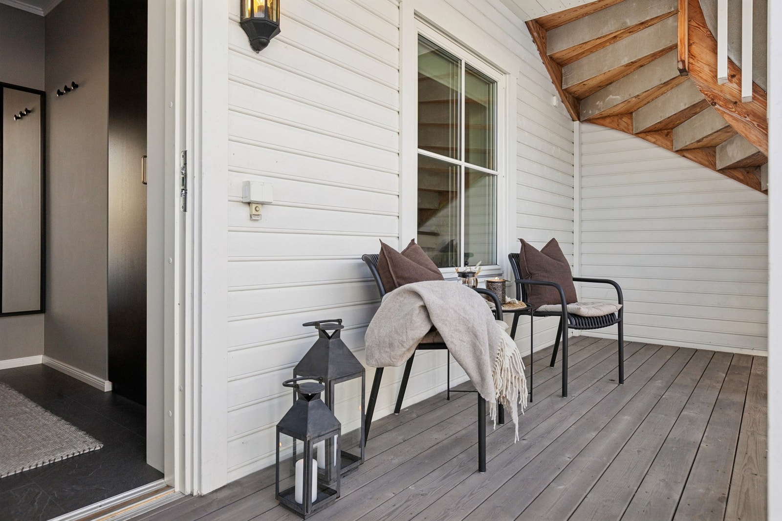 Her kan du sette opp en liten sittegruppe og skape et hyggelig uteområde rett ved inngangen. Galleribilde