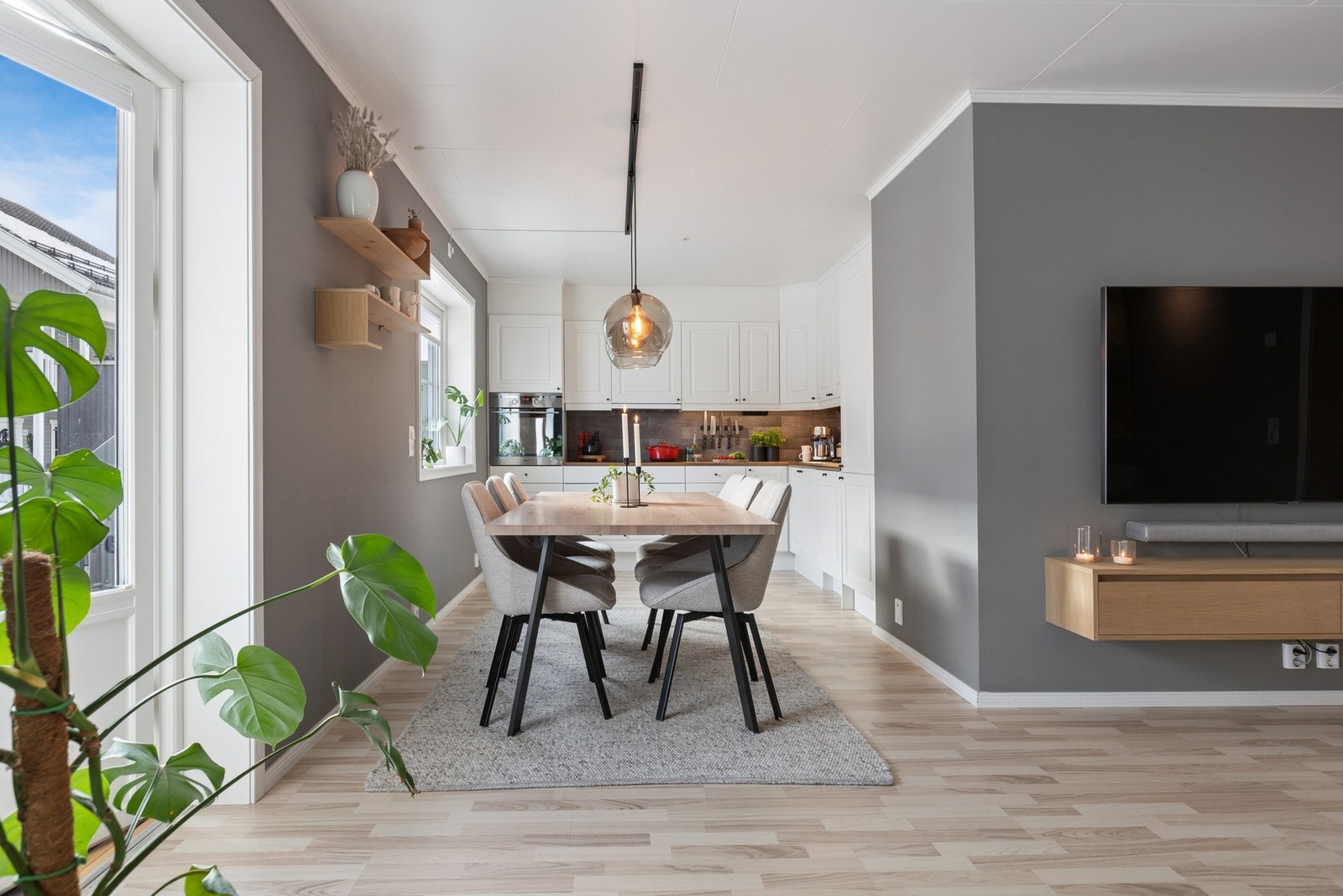 Spiseplassen er plassert som et naturlig midtpunkt i den åpne kjøkkenløsningen og inviterer til hyggelige måltider. Galleribilde