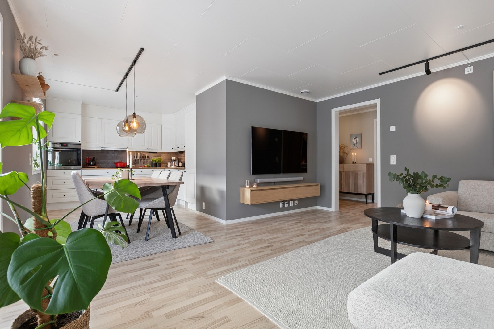 Leiligheten har vannbåren gulvvarme og balansert ventilasjon for et godt å stabilisert inneklima året rundt. Galleribilde