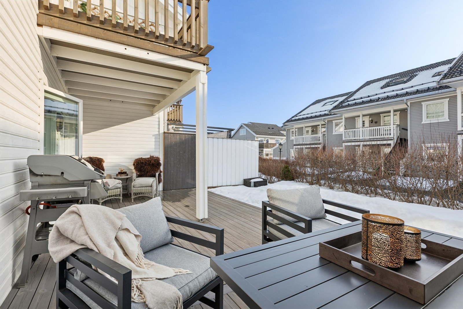 Fra boligen er det kort vei til Kløfta sentrum hvor du finner dagligvarebutikker, servicetilbud og kollektivtransport. Kun en kort kjøretur unna ligger Jessheim sentrum. Galleribilde