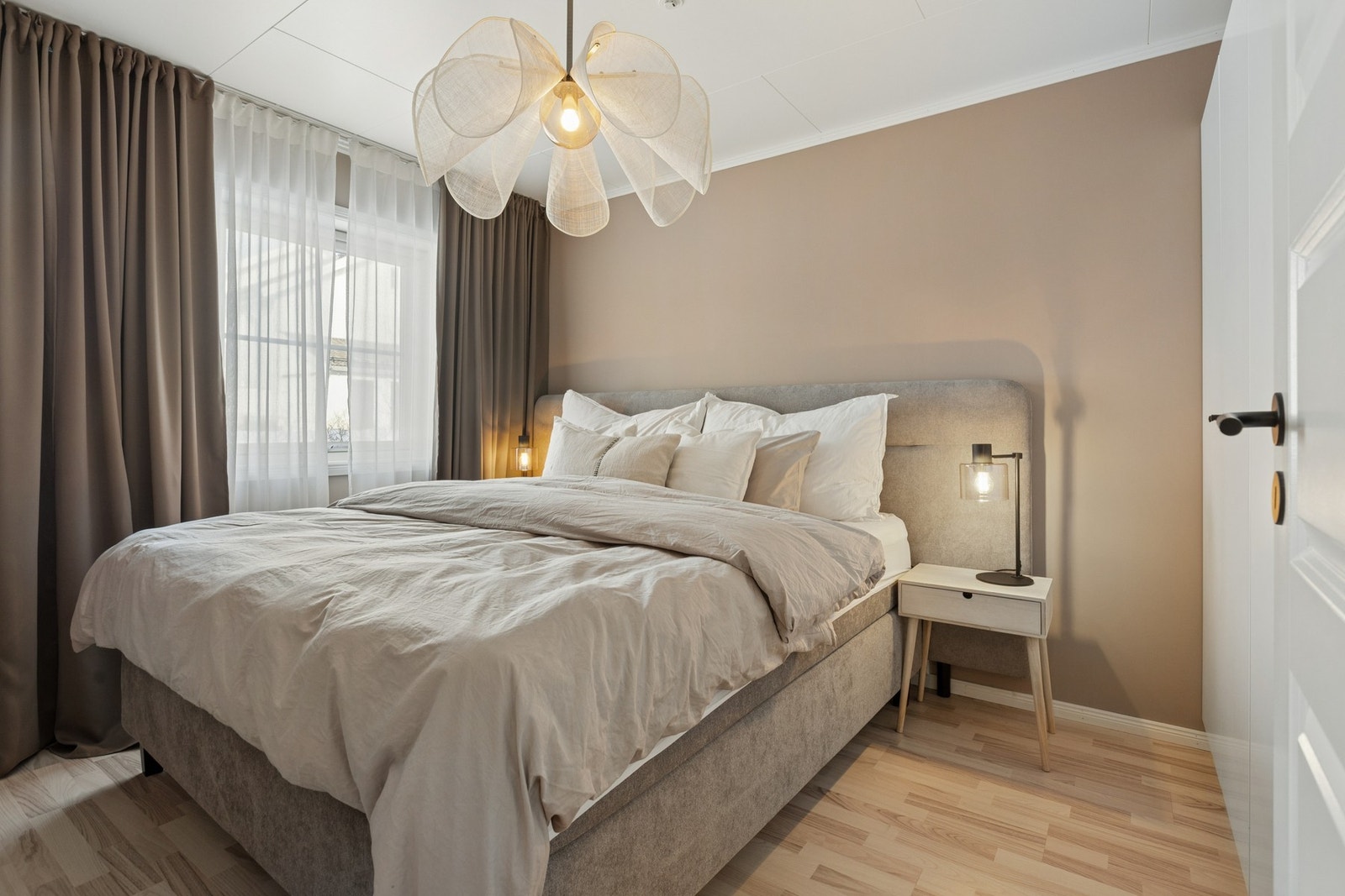 Boligens hovedsoverom er av god størrelse med plass til dobbeltseng og annet ønskelig soveromsmøblement. Galleribilde