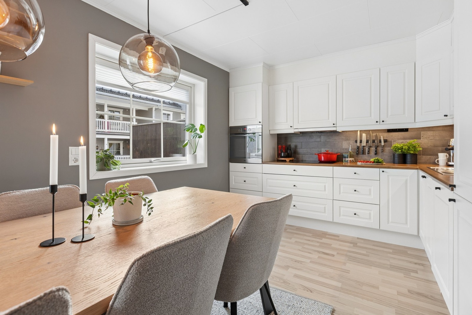 Kjøkkenet ligger i åpen løsning mot spiseplassen, noe som gir en luftig og sosial romfølelse. Galleribilde