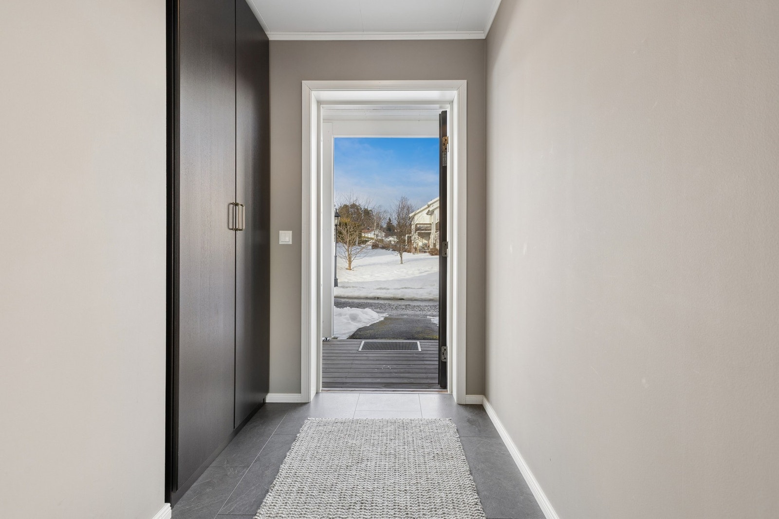 Entréen har et praktisk garderobeskap som gir gode oppbevaringsmuligheter for yttertøy og sko. Galleribilde