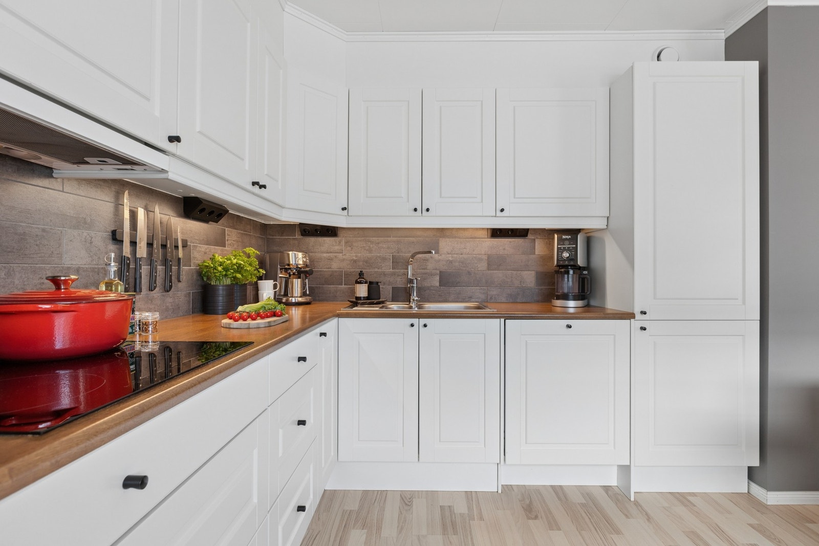 Romslig kjøkken med et tidløst uttrykk. Galleribilde