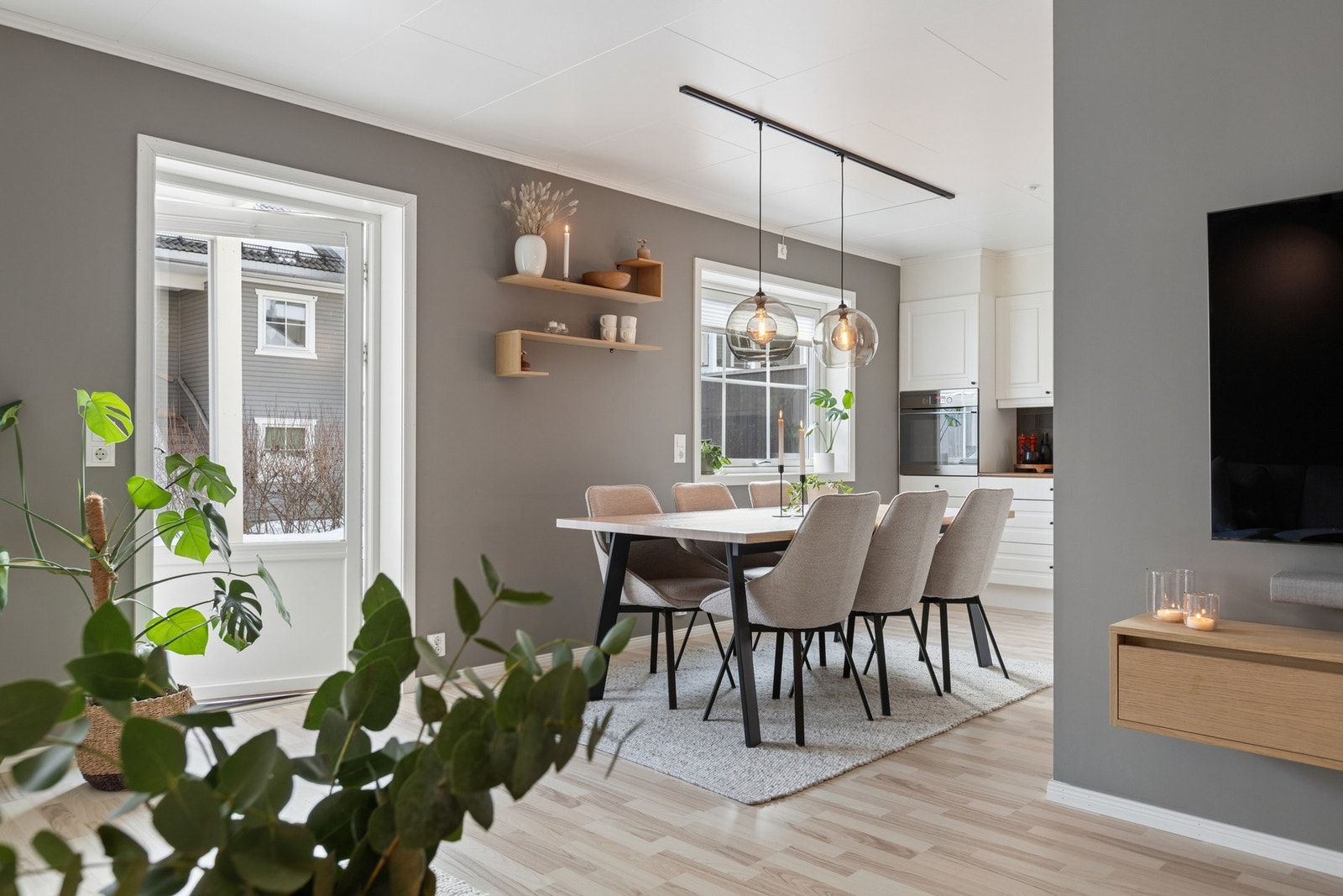 Borgenhagen 23 er en lys og pen 3-roms selveierleilighet fra 2016, ende beliggenhet i 1. etasje i området Borgen ved kløfta som har et rolig og trygt bomiljø. Galleribilde