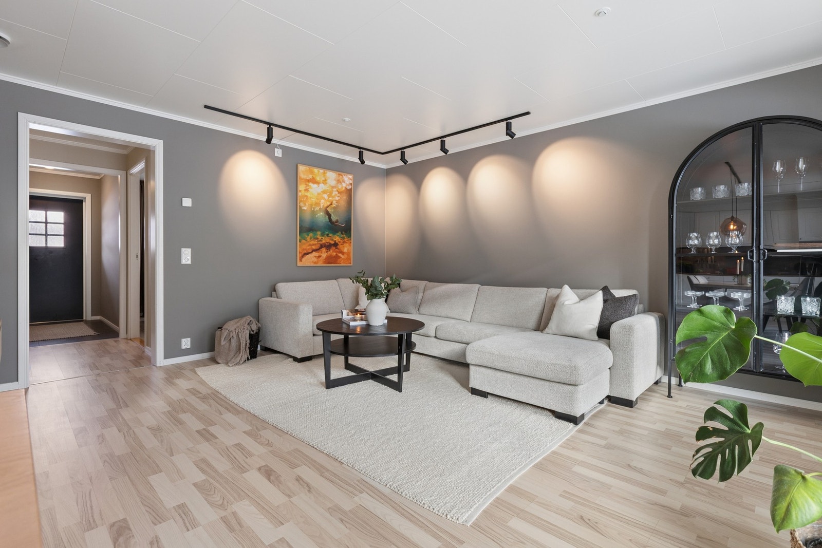 Lys og innbydende stue med gode møbleringsmuligheter og god plass til både sofagruppe og tilhørende møblement. Galleribilde