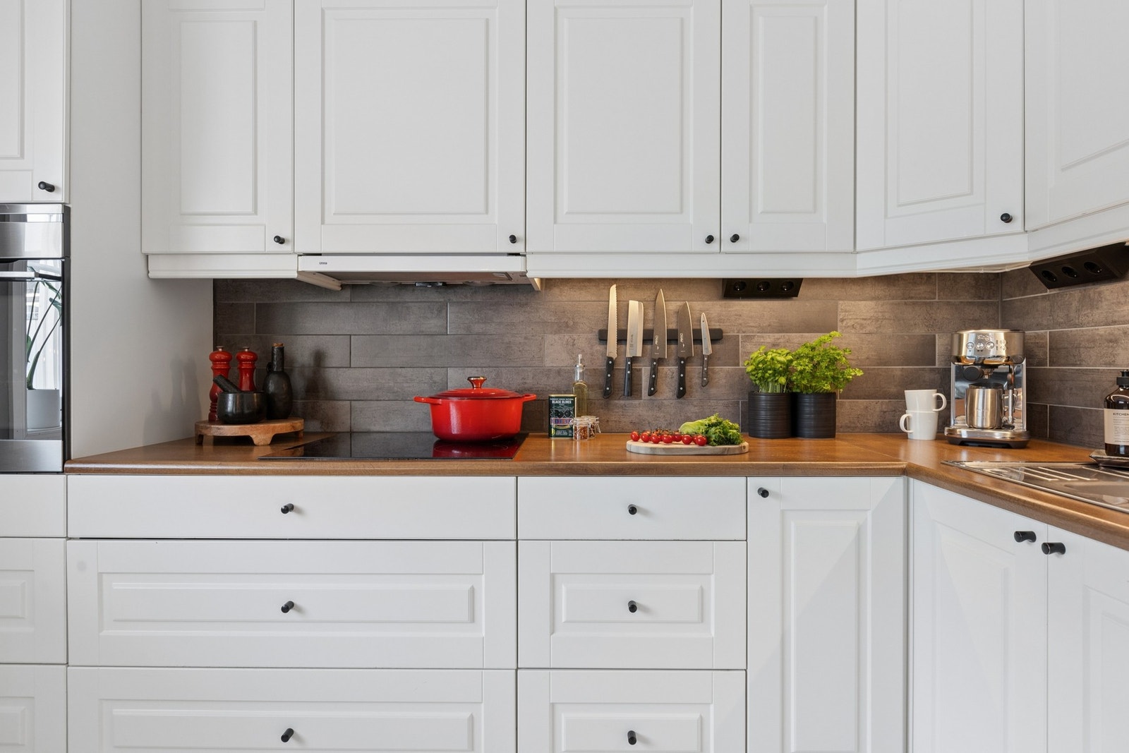 Kjøkkenet har også underskaps belysning, flislagte vegger og godt med skapplass. Galleribilde